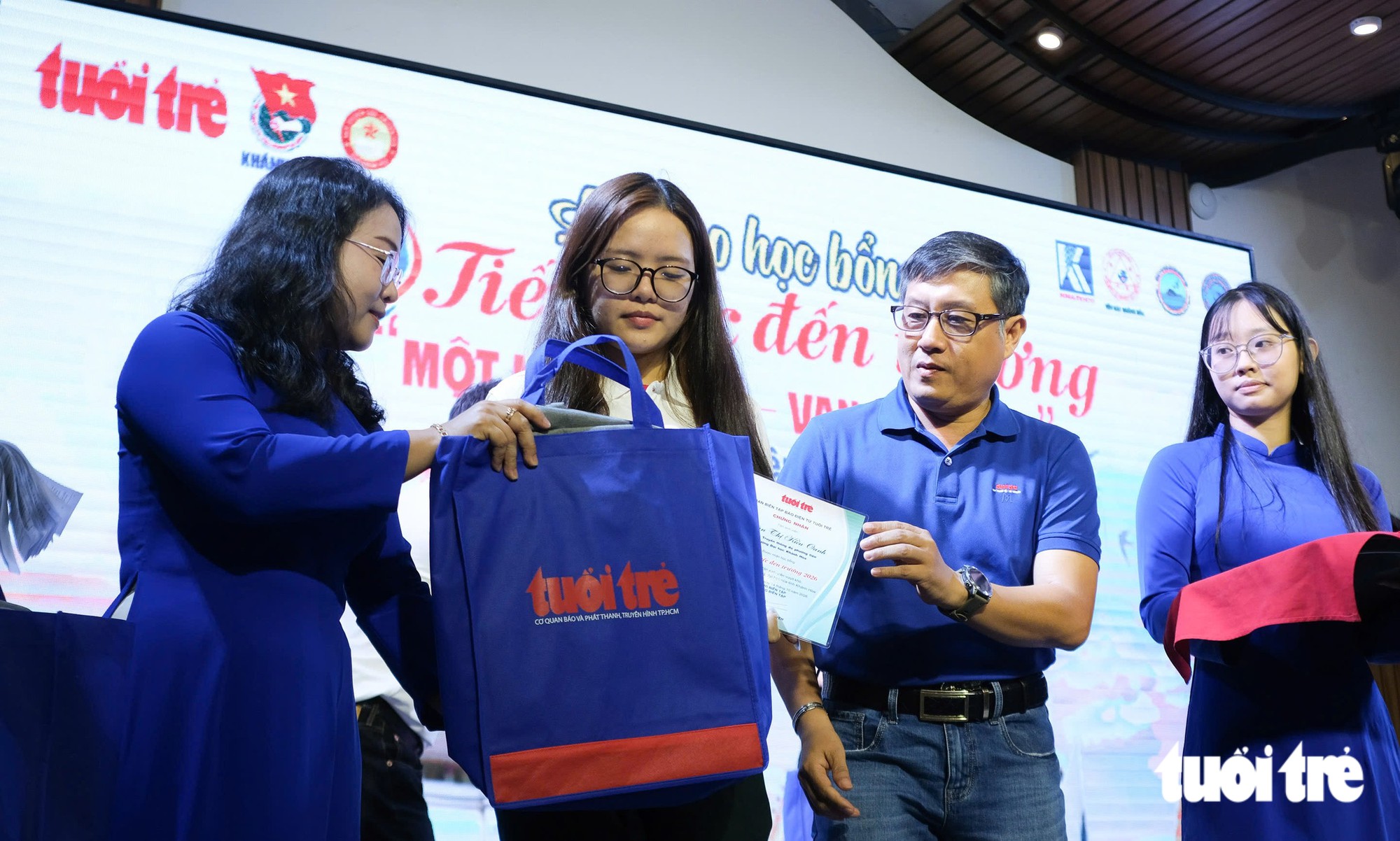 Nữ SV ĐH Nha Trang khóc òa khi mẹ lên sân khấu: ‘Cứ tưởng giờ này mẹ đi bán vé số, thương mẹ!’ - Ảnh 25.