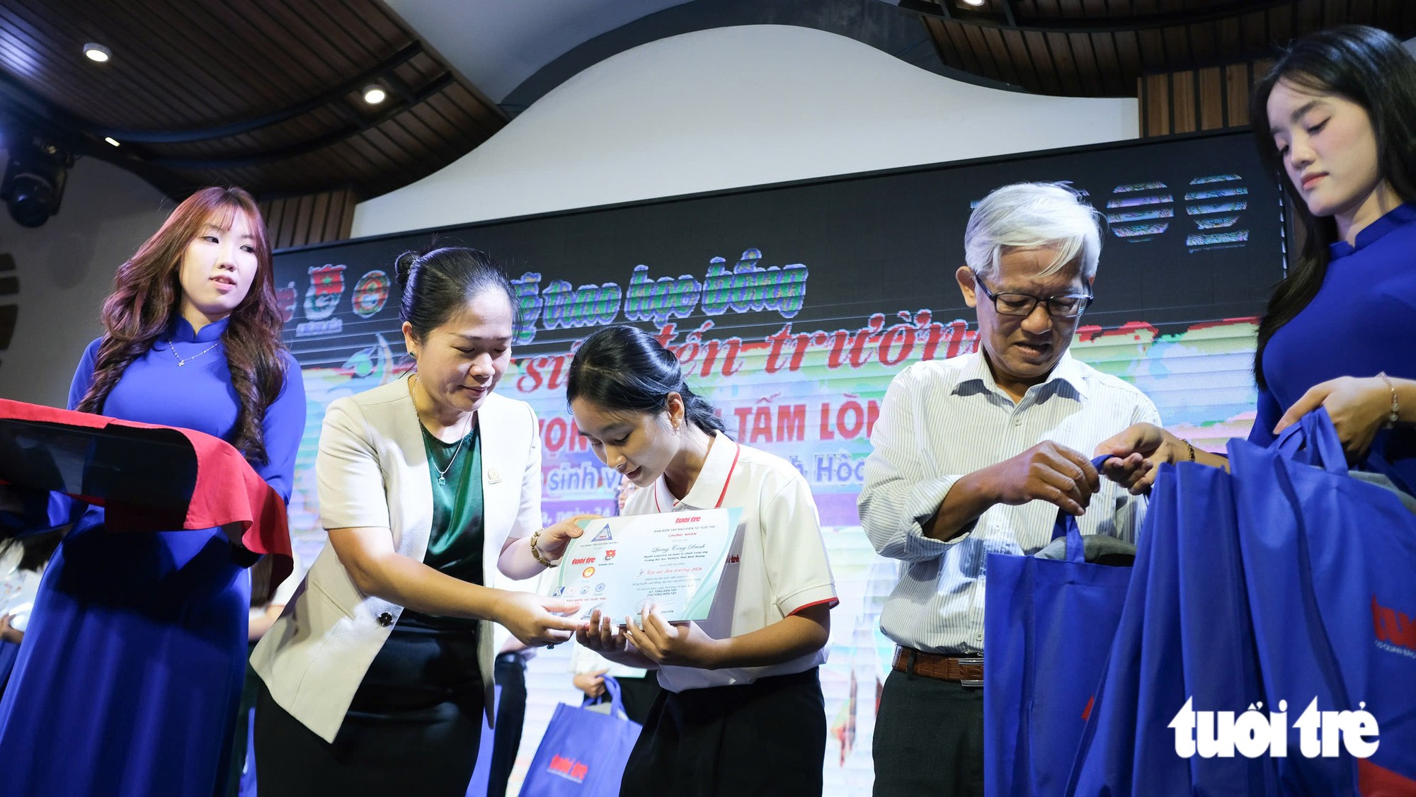Nữ SV ĐH Nha Trang khóc òa khi mẹ lên sân khấu: ‘Cứ tưởng giờ này mẹ đi bán vé số, thương mẹ!’ - Ảnh 26.