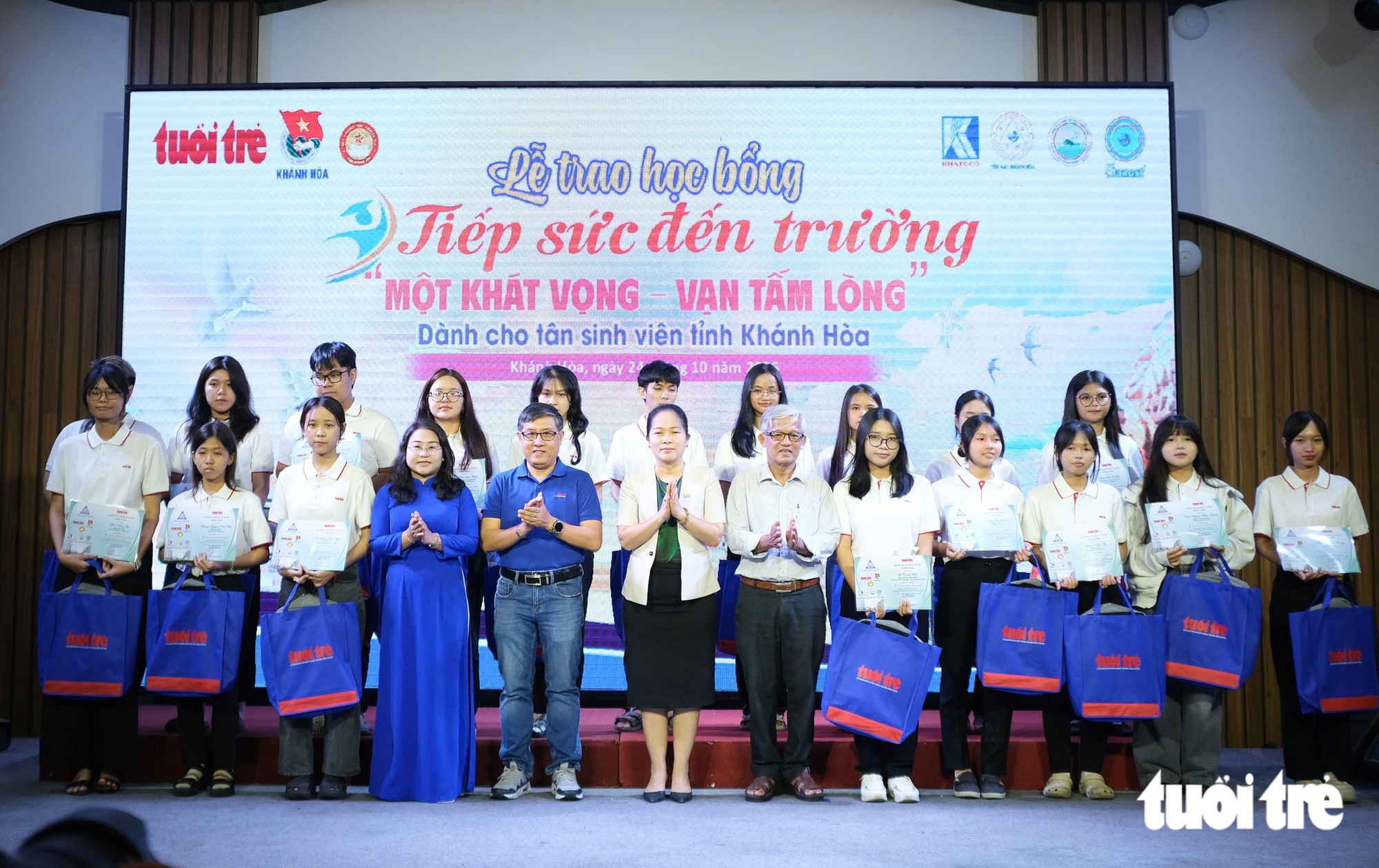 Nữ SV ĐH Nha Trang khóc òa khi mẹ lên sân khấu: ‘Cứ tưởng giờ này mẹ đi bán vé số, thương mẹ!’ - Ảnh 27.