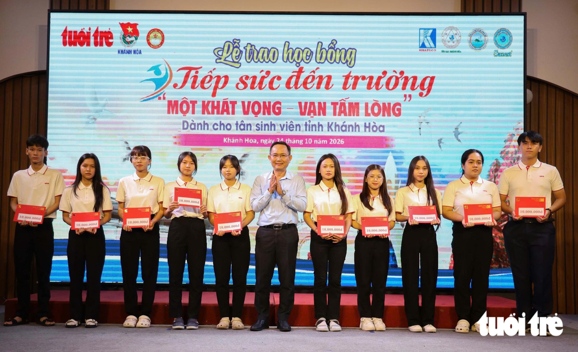 Nữ SV ĐH Nha Trang khóc òa khi mẹ lên sân khấu: ‘Cứ tưởng giờ này mẹ đi bán vé số, thương mẹ!’ - Ảnh 12.