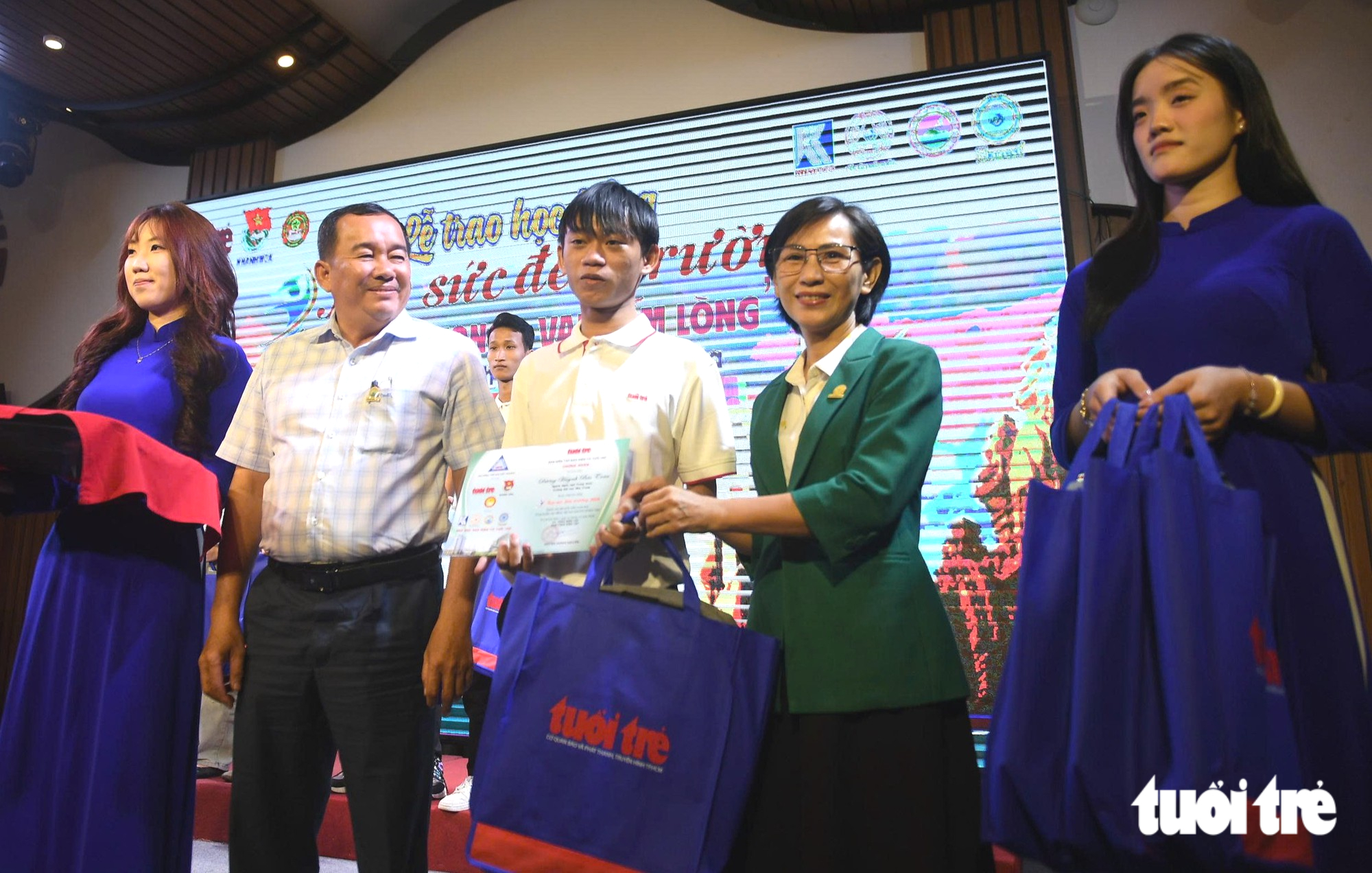 Nữ SV ĐH Nha Trang khóc òa khi mẹ lên sân khấu: ‘Cứ tưởng giờ này mẹ đi bán vé số, thương mẹ!’ - Ảnh 29.