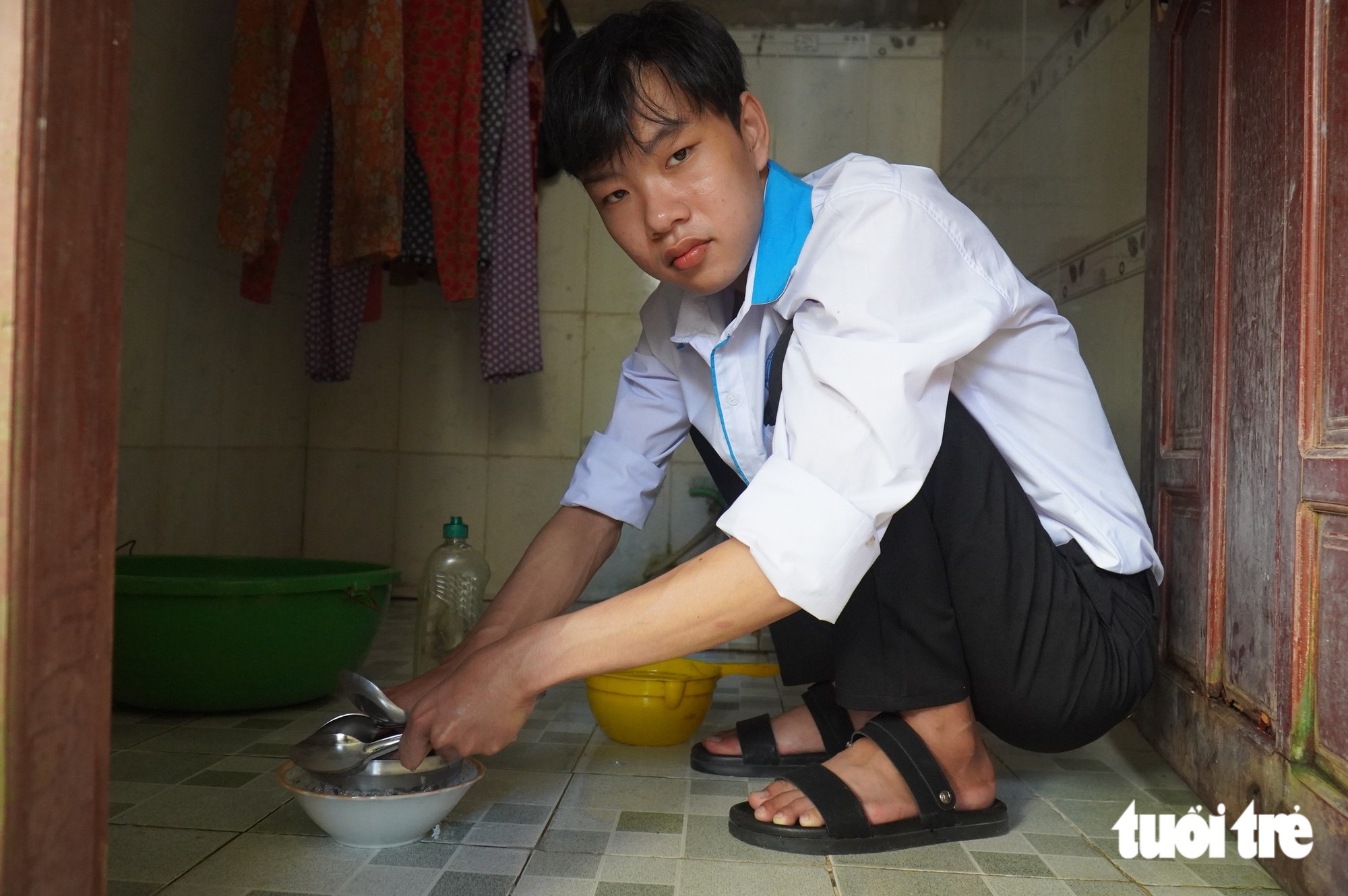 Sinh viên Vĩnh Long trở lại giảng đường sau 2 năm chăm mẹ bệnh tật - Ảnh 7.