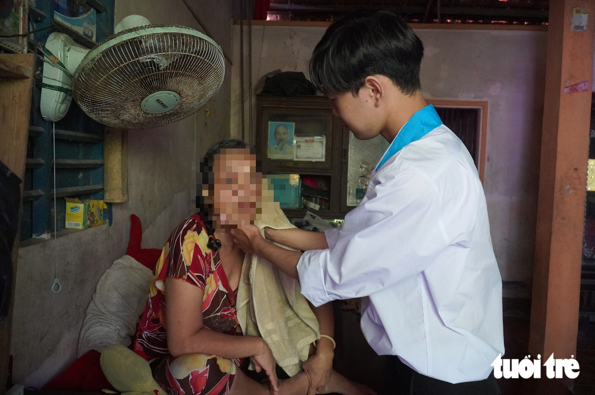 Sinh viên Vĩnh Long trở lại giảng đường sau 2 năm chăm mẹ bệnh tật - Ảnh 4.