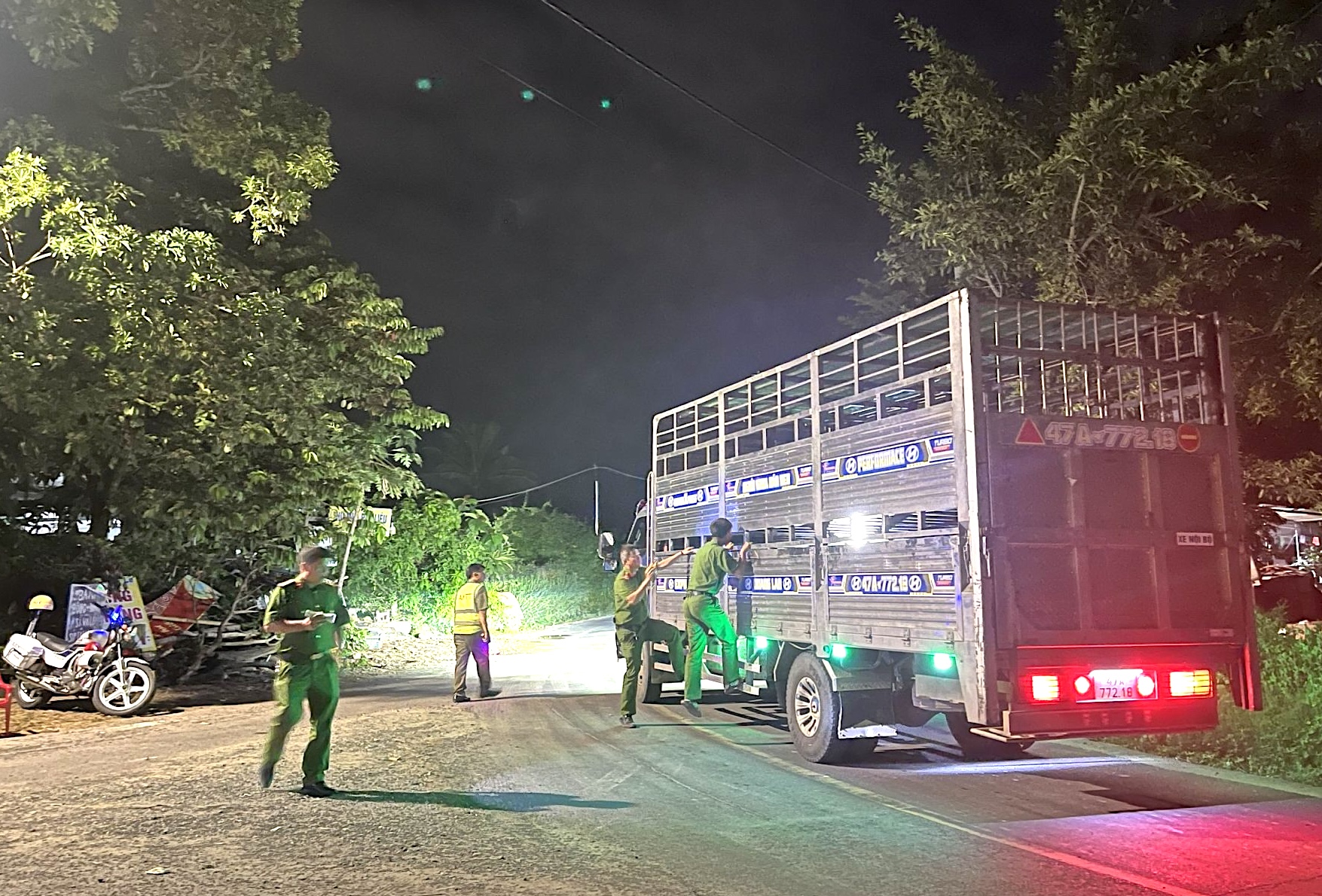Chốt chặn 24/24 quanh các nẻo đường, truy bắt 3 phạm nhân trốn trại A2 - Ảnh 1.