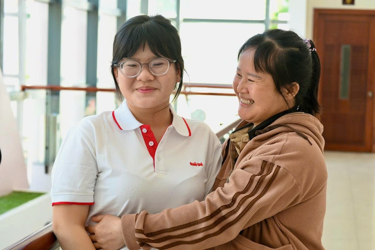 Nữ SV ĐH Nha Trang khóc òa khi mẹ lên sân khấu: ‘Cứ tưởng giờ này mẹ đi bán vé số, thương mẹ!’ - Ảnh 16.