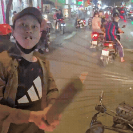 Vietnam police probe suspected arson, vandalism involving 2 cars in Hue - Ảnh 2.