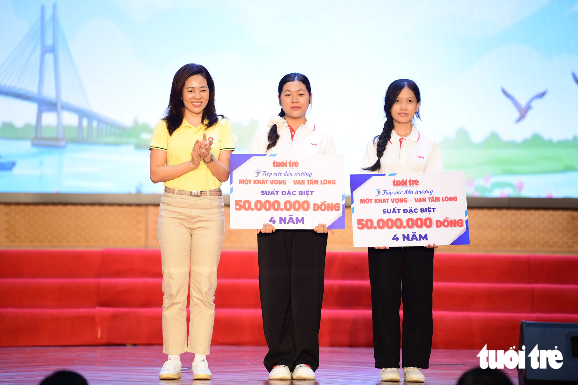Nghẹn ngào chuyện hai nữ SV mồ côi cả cha mẹ, bươn chải để sống, HS giỏi tỉnh, đậu đại học 26,75 điểm - Ảnh 4.