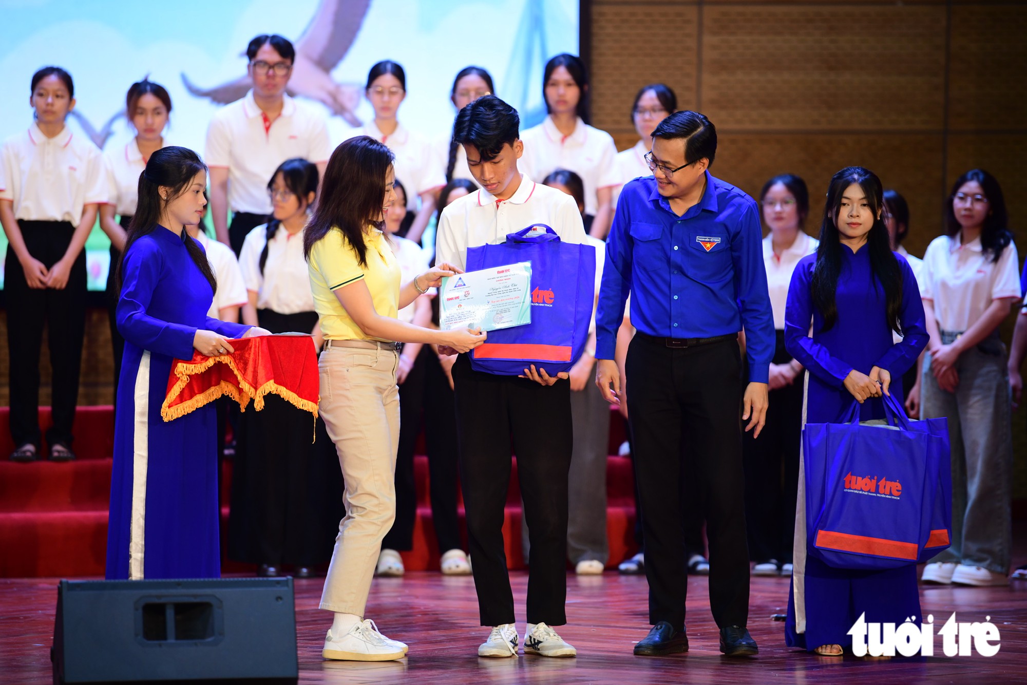 Tặng 50 triệu cho nữ SV chỉ trong 3 năm mồ côi cả mẹ cha, thi 26,75 điểm chọn hệ cao đẳng vì không có tiền - Ảnh 19.