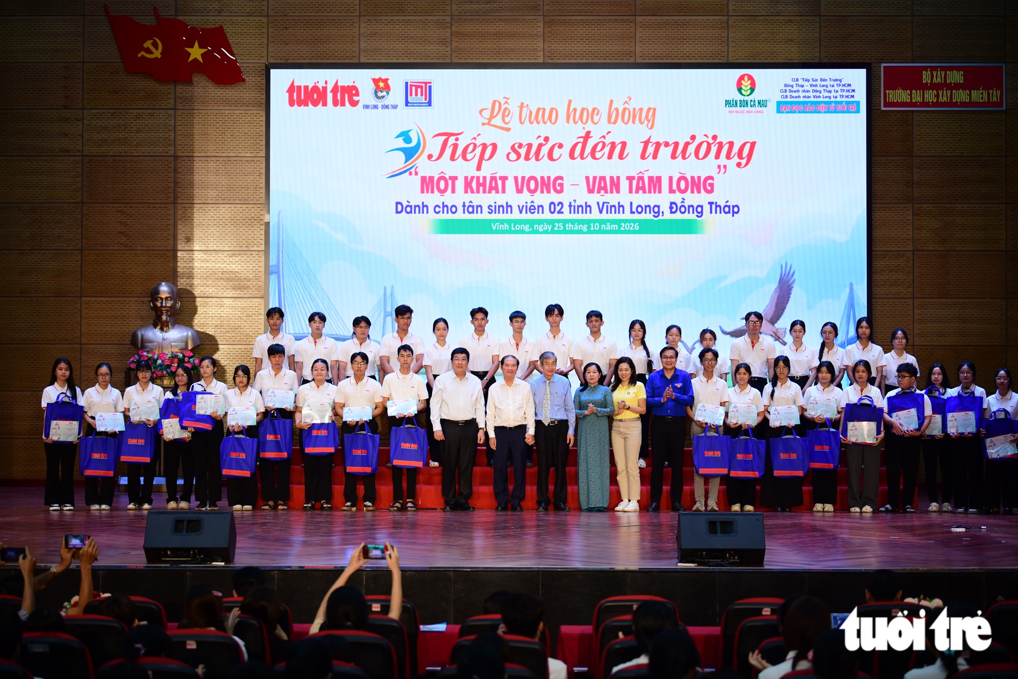 Tặng 50 triệu cho nữ SV chỉ trong 3 năm mồ côi cả mẹ cha, thi 26,75 điểm chọn hệ cao đẳng vì không có tiền - Ảnh 21.
