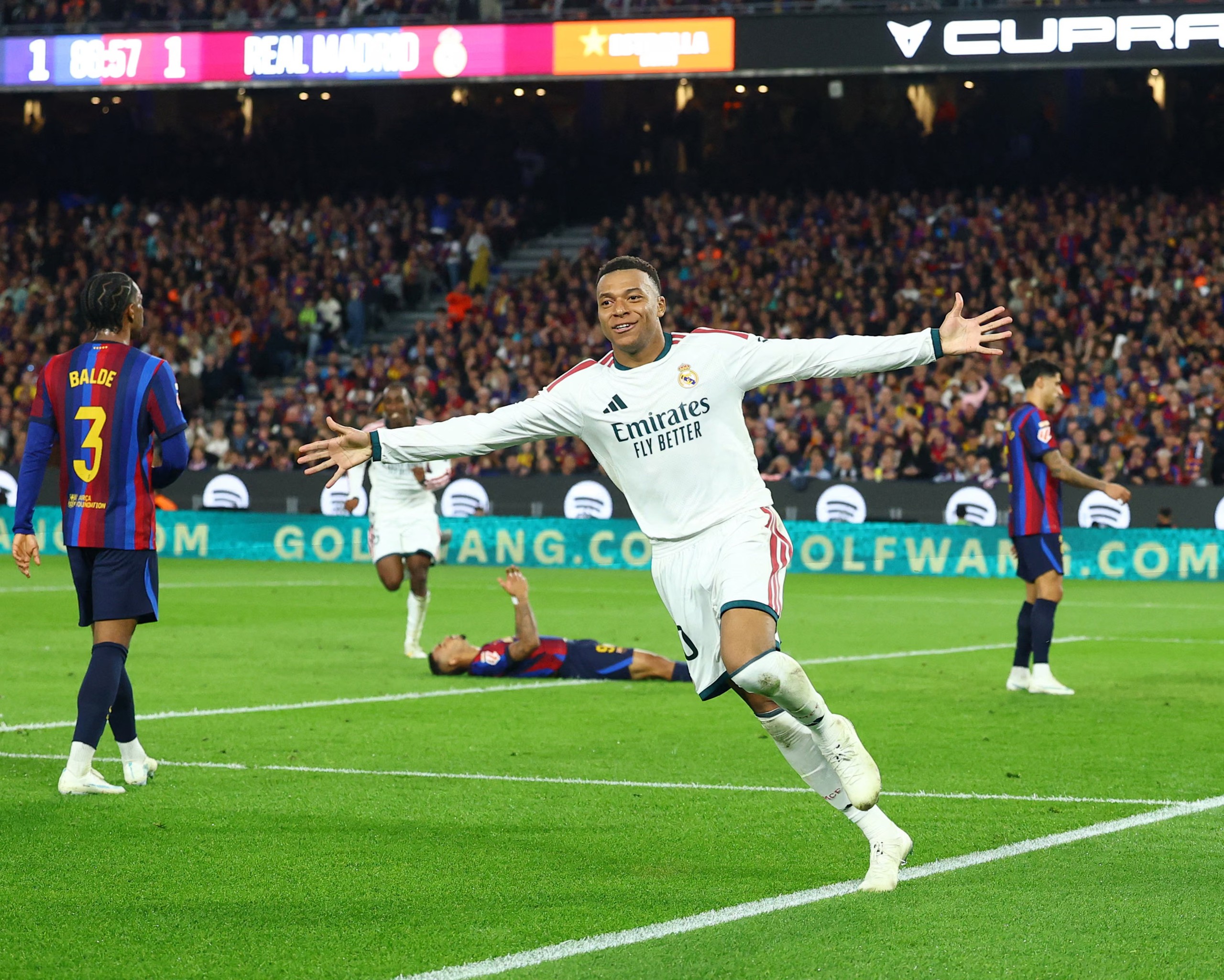 Mbappe ghi cú đúp, Real Madrid đánh bại Barcelona ngay tại Nou Camp - Ảnh 1.
