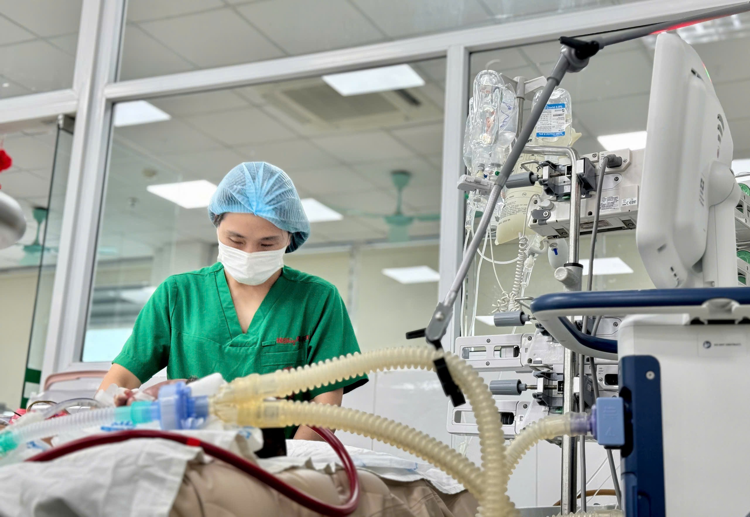 Từ dấu hiệu sốt cao, rối loạn tiêu hóa, nam thanh niên nguy kịch vì sốt xuất huyết - Ảnh 1.