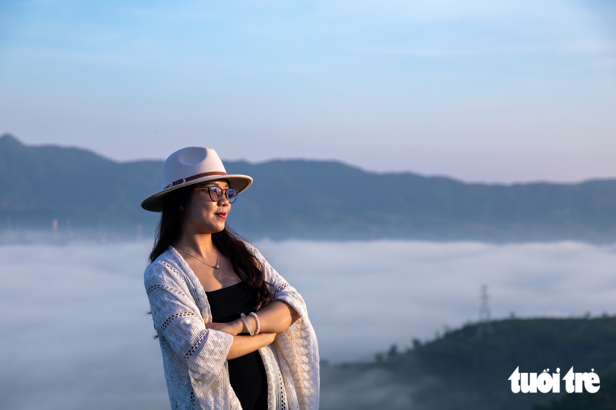 Biển mây giữa cánh đồng điện gió hút giới trẻ săn ảnh - Ảnh 2.