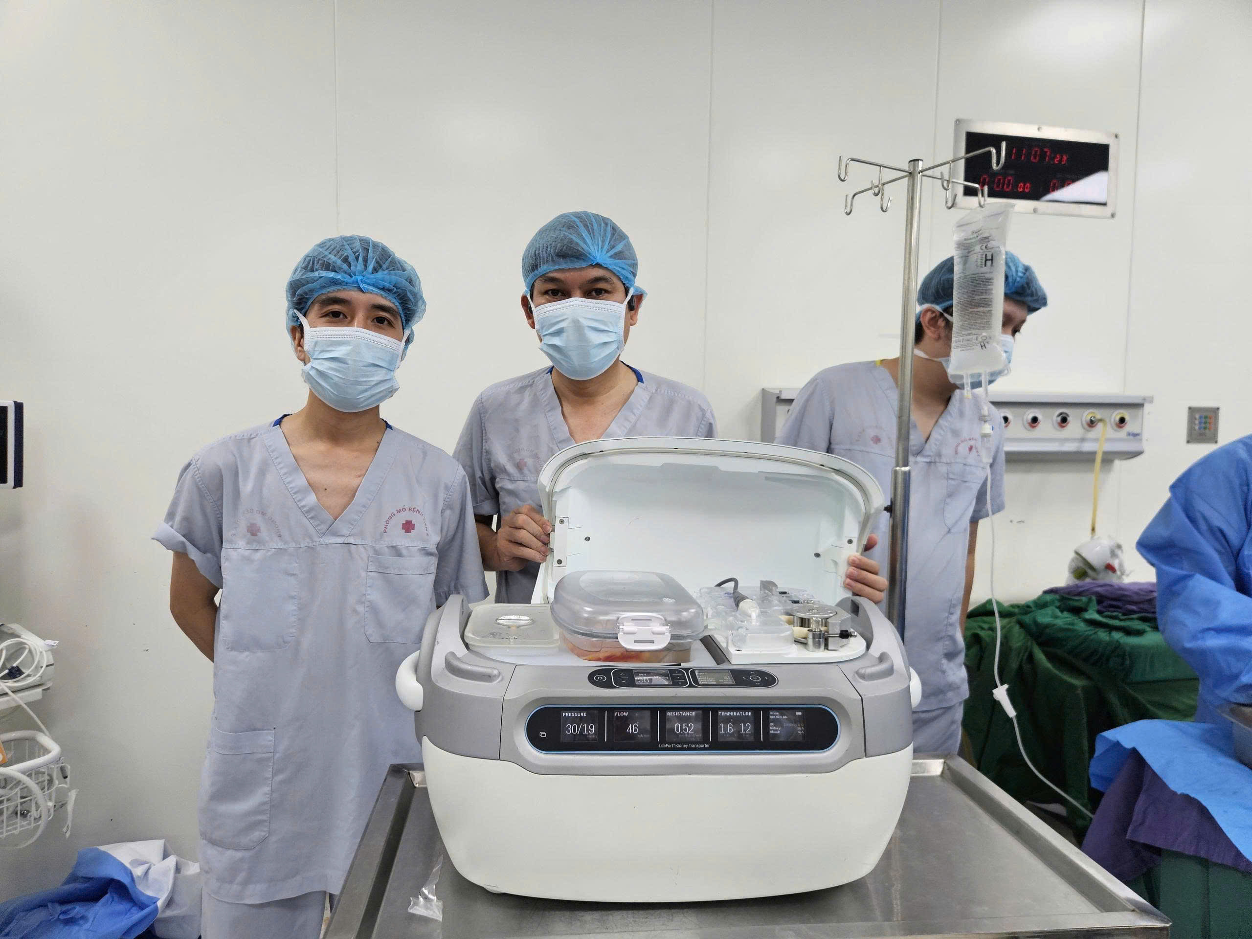 Bệnh viện Trung ương Huế lại lập kỷ lục ghép thận xuyên Việt - Ảnh 2.