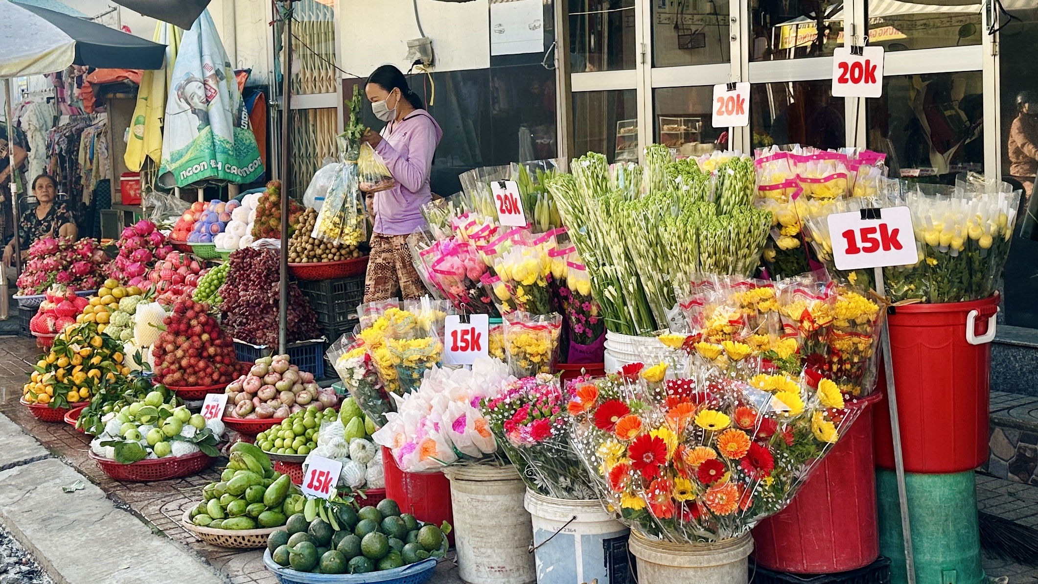 Giá cả đầu ngày: Tiểu thương chỉ cách phân biệt nho Ninh Thuận và nho Trung Quốc, giá cá tra nhích lên - Ảnh 3.