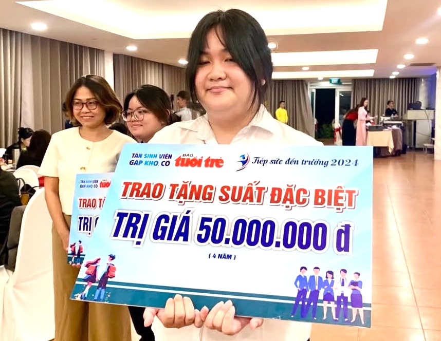 Thầy hiệu trưởng lặng lẽ tiếp sức, giữ ước mơ cho sinh viên nghèo - Ảnh 2.