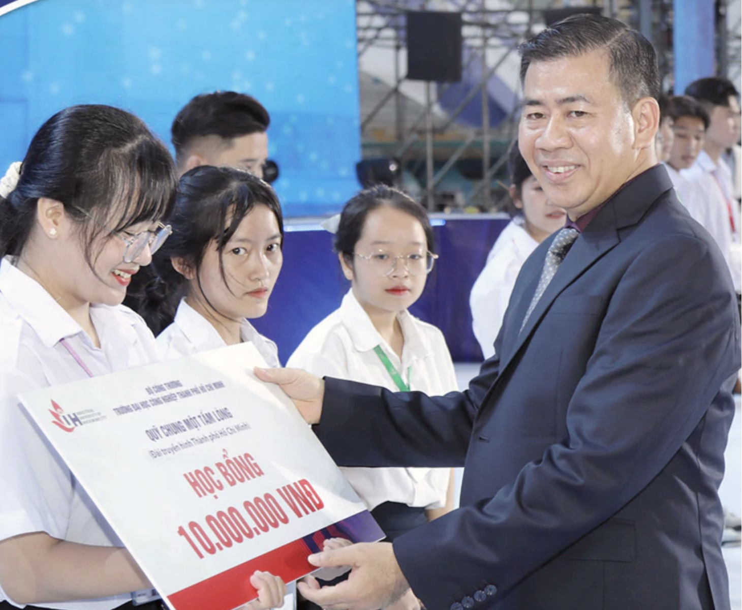 Thầy hiệu trưởng lặng lẽ tiếp sức, giữ ước mơ cho sinh viên nghèo - Ảnh 1.