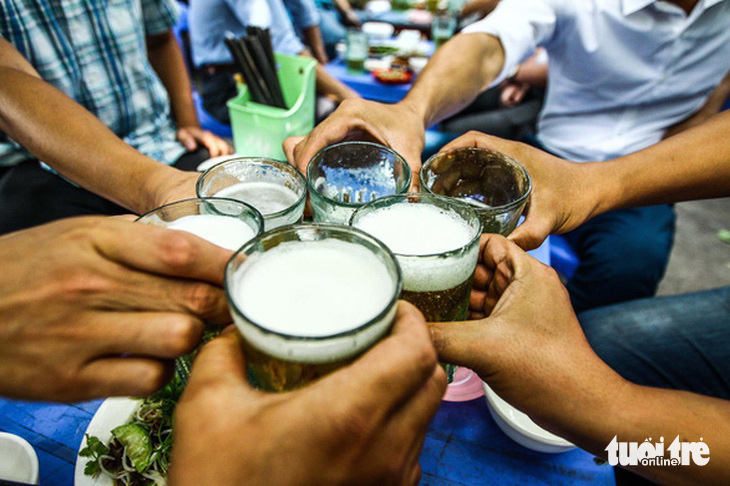 Những người 'ngày làm ba trăm rưỡi, uống bia hết năm trăm ngàn' - Ảnh 1.