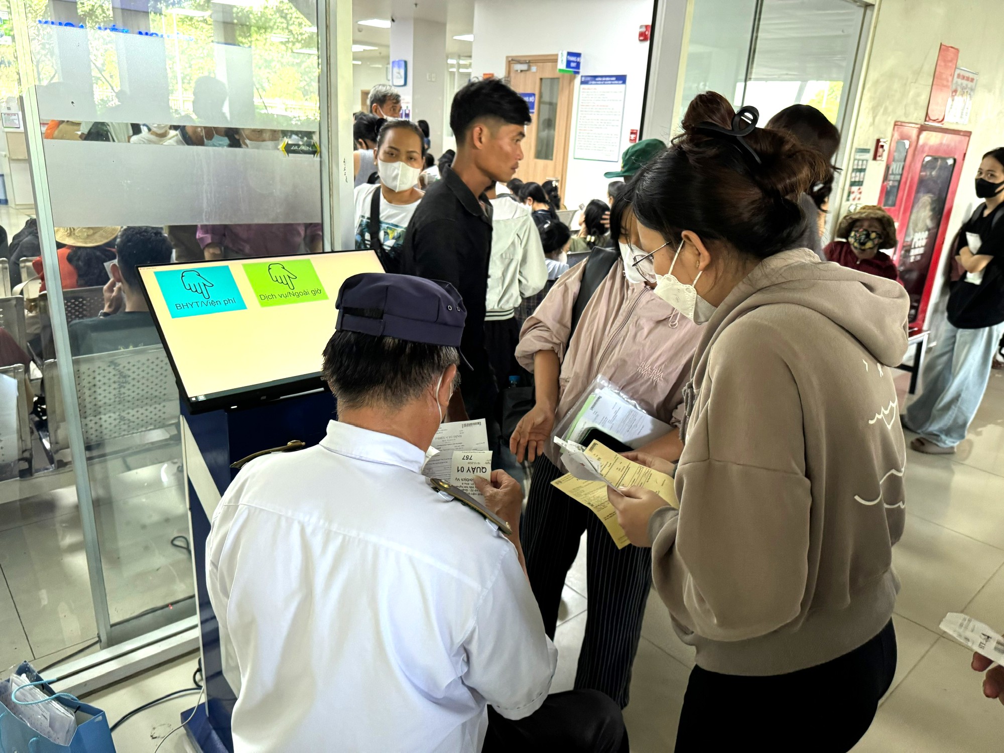 BHXH TP.HCM hướng dẫn gia hạn thẻ BHYT năm 2027 - Ảnh 1.