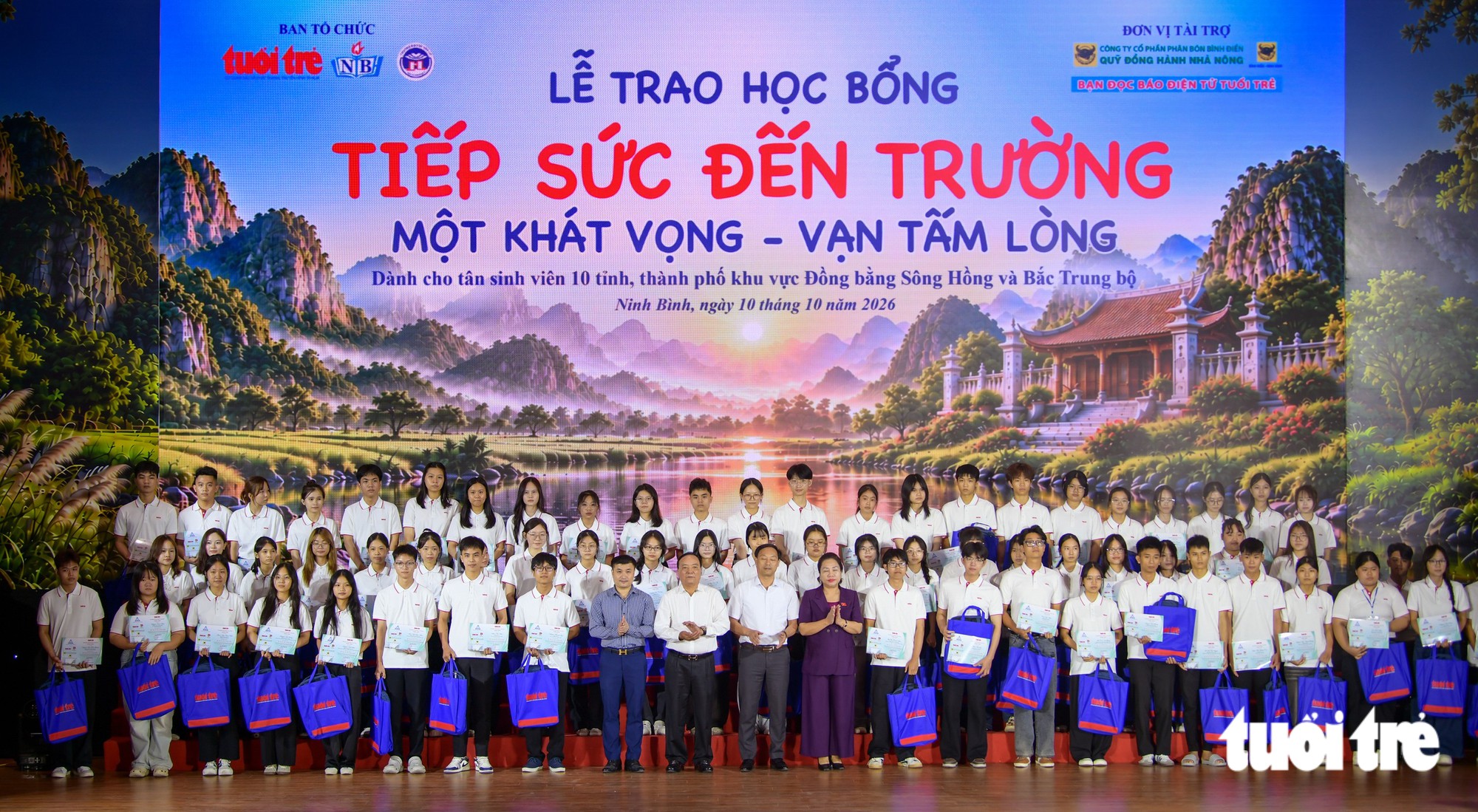 24 tỉ đồng trao tặng 1.247 tân SV 34 tỉnh thành; Hơn 2,2 tỉ đồng bạn đọc tặng tân SV trong các bài báo Tiếp sức đến trường - Ảnh 1.