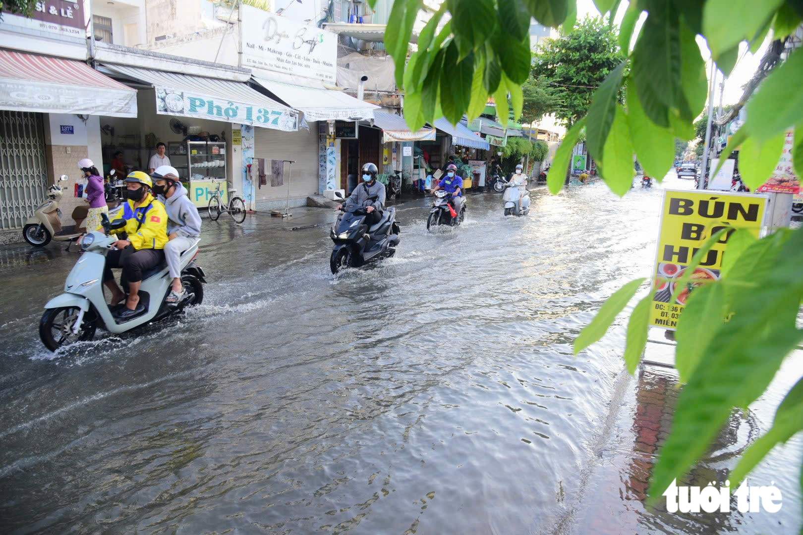 Ngập vì triều cường, người dân ở đường Bùi Văn Ba, TP.HCM cặm cụi dọn nhà từ sáng sớm - Ảnh 6.