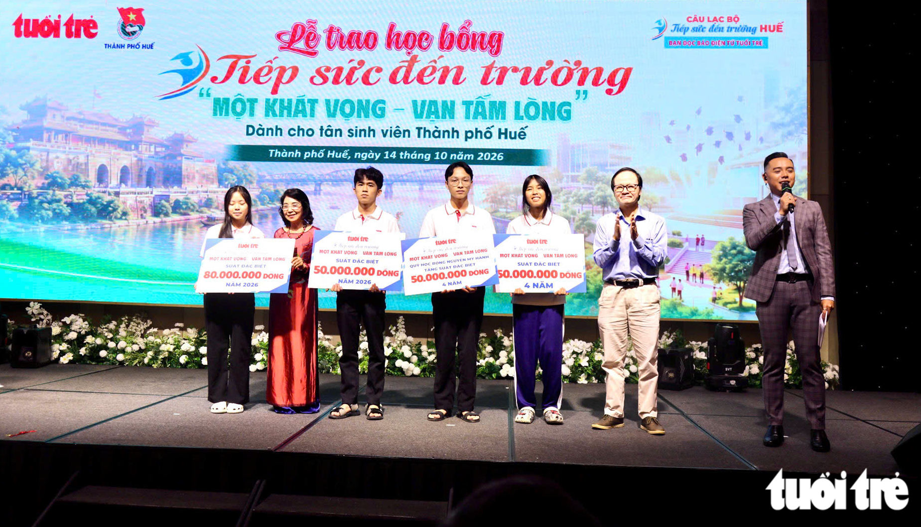 24 tỉ đồng trao tặng 1.247 tân SV 34 tỉnh thành; Hơn 2,2 tỉ đồng bạn đọc tặng tân SV trong các bài báo Tiếp sức đến trường - Ảnh 18.