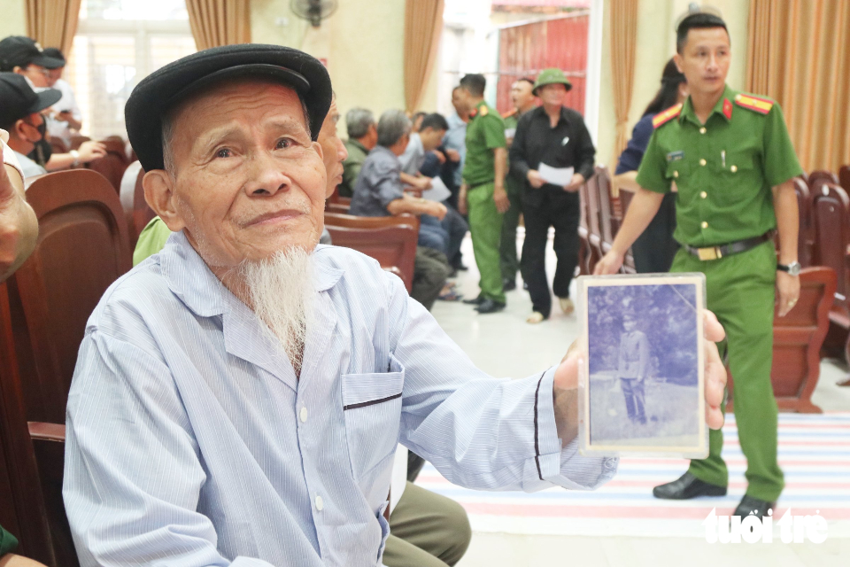 Em trai 85 tuổi mang ảnh anh trai liệt sĩ tới điểm lấy mẫu ADN - Ảnh 1.
