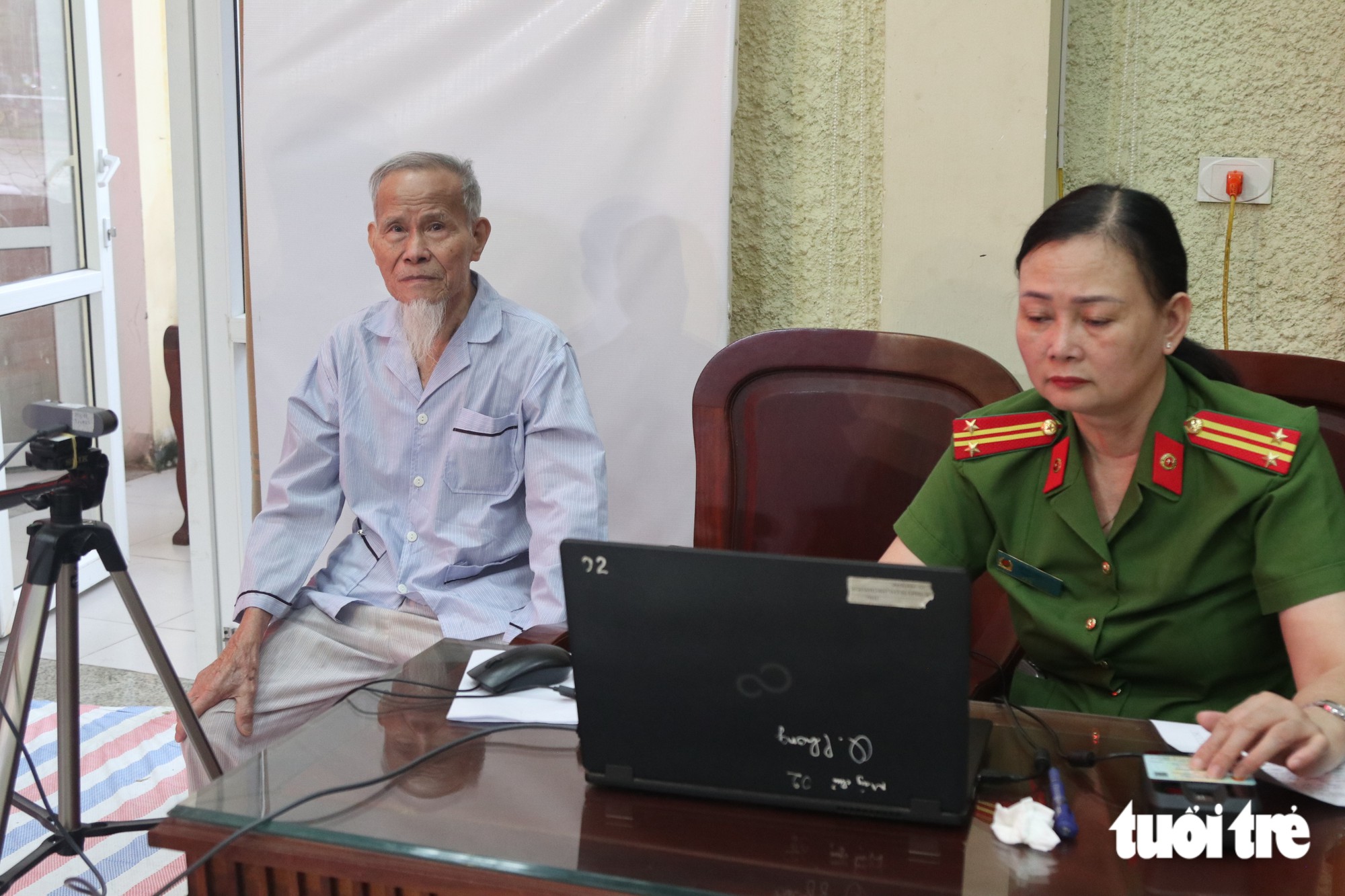 Em trai 85 tuổi mang ảnh anh trai liệt sĩ tới điểm lấy mẫu ADN - Ảnh 3.