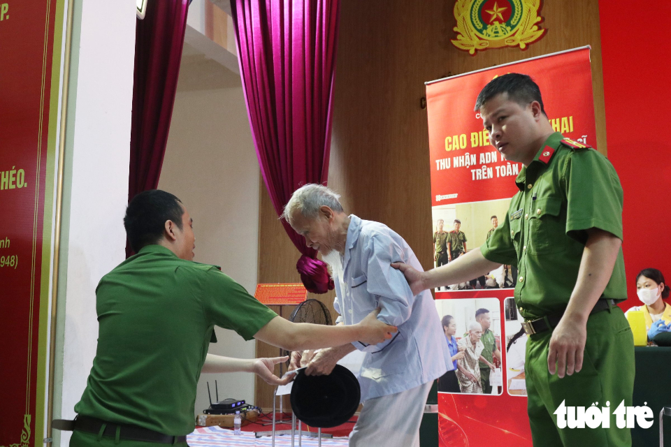 Em trai 85 tuổi mang ảnh anh trai liệt sĩ tới điểm lấy mẫu ADN - Ảnh 5.