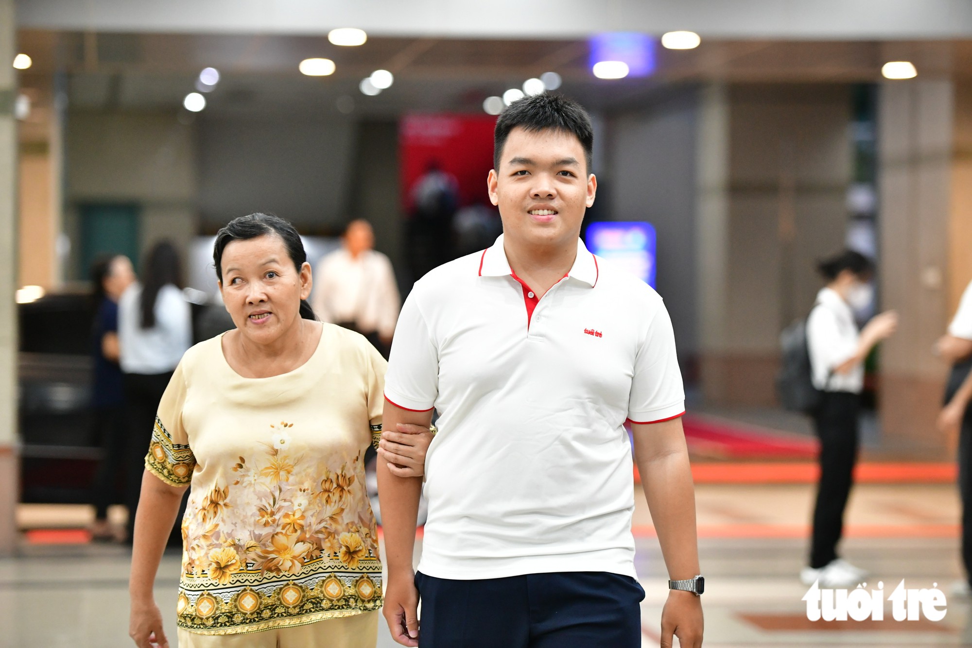 Từ giã trường Y vì mẹ phát hiện ung thư, nữ sinh nghỉ một năm đi làm rồi lại đậu đại học: Học bổng động viên tôi - Ảnh 10.