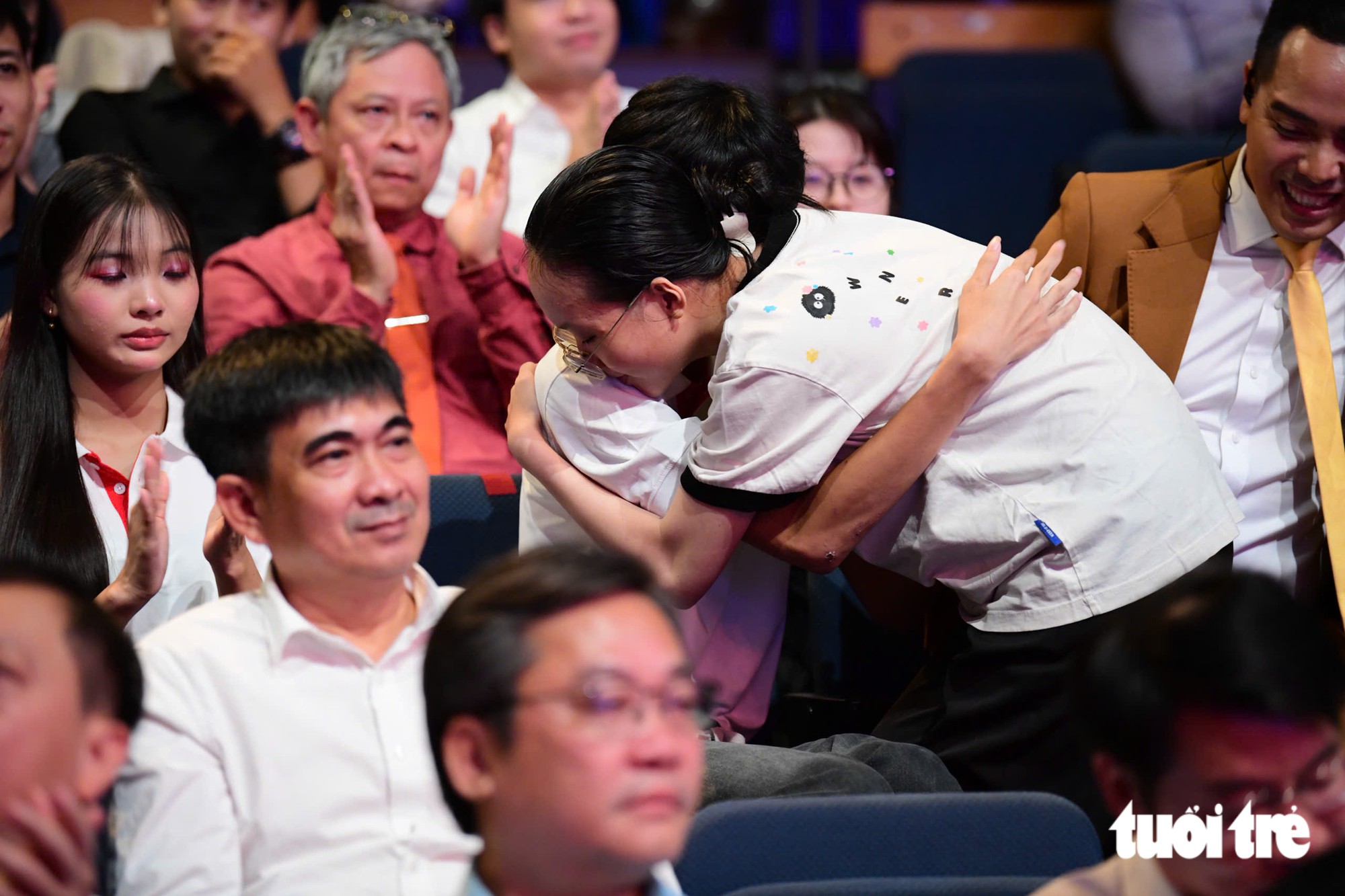 Tặng 50 triệu, miễn học phí 4 năm cho nữ SV làm thêm chăm mẹ: 'Mẹ ung thư nhưng không phải là gánh nặng' - Ảnh 12.