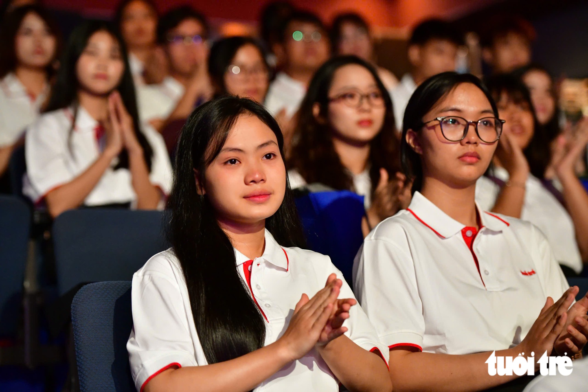 Tặng 50 triệu, miễn học phí 4 năm cho nữ SV làm thêm chăm mẹ: 'Mẹ ung thư nhưng không phải là gánh nặng' - Ảnh 13.