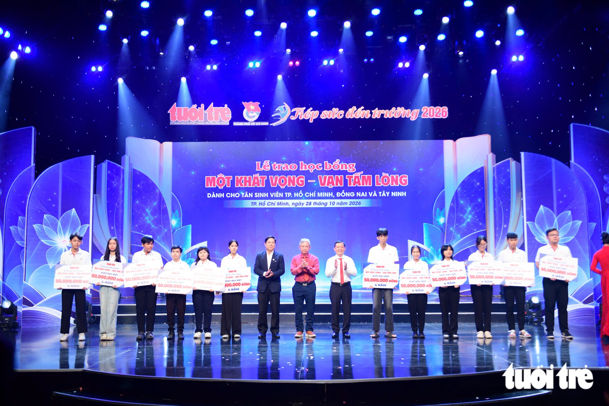 Tặng 50 triệu, miễn học phí 4 năm cho nữ SV làm thêm chăm mẹ: 'Mẹ ung thư nhưng không phải là gánh nặng' - Ảnh 19.