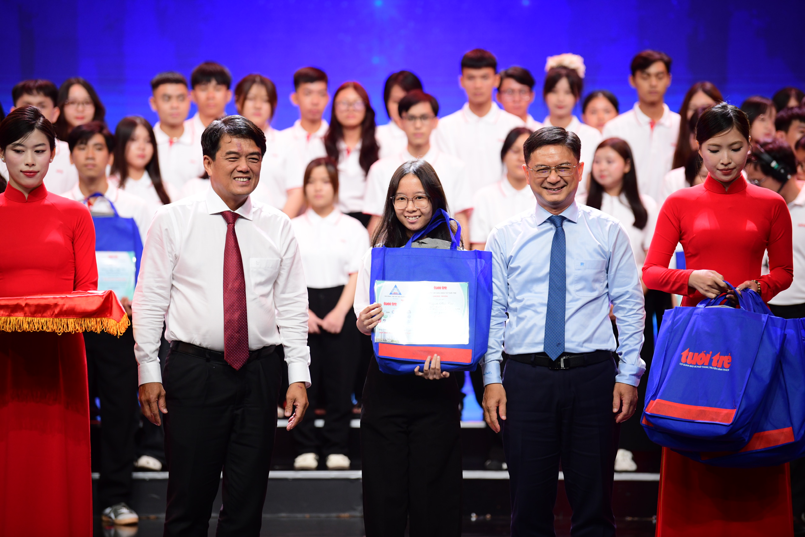 Tặng 50 triệu, miễn học phí 4 năm cho nữ SV làm thêm chăm mẹ: 'Mẹ ung thư nhưng không phải là gánh nặng' - Ảnh 29.