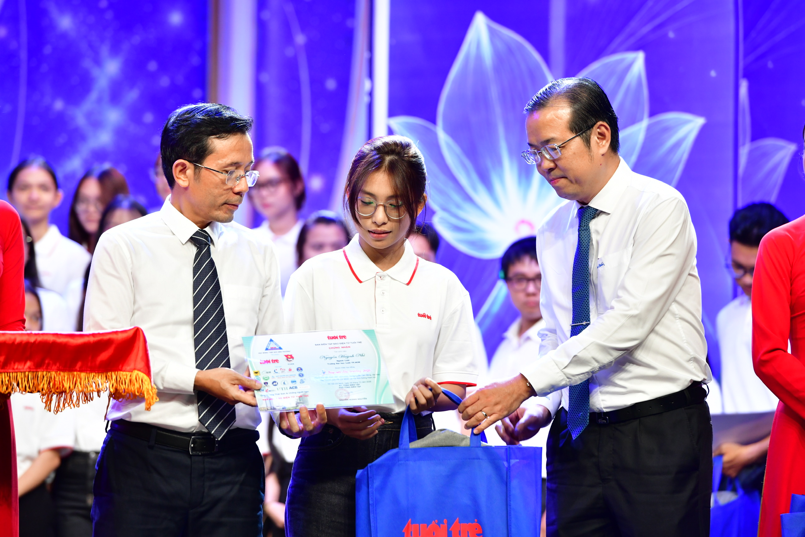 Tặng 50 triệu, miễn học phí 4 năm cho nữ SV làm thêm chăm mẹ: 'Mẹ ung thư nhưng không phải là gánh nặng' - Ảnh 30.