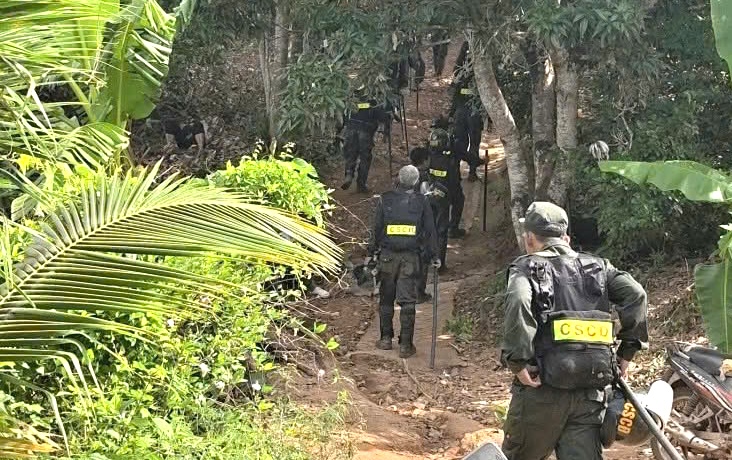 Siết vòng vây núi Hòn Dữ, truy bắt 2 phạm nhân trốn trại giam A2 - Ảnh 6.