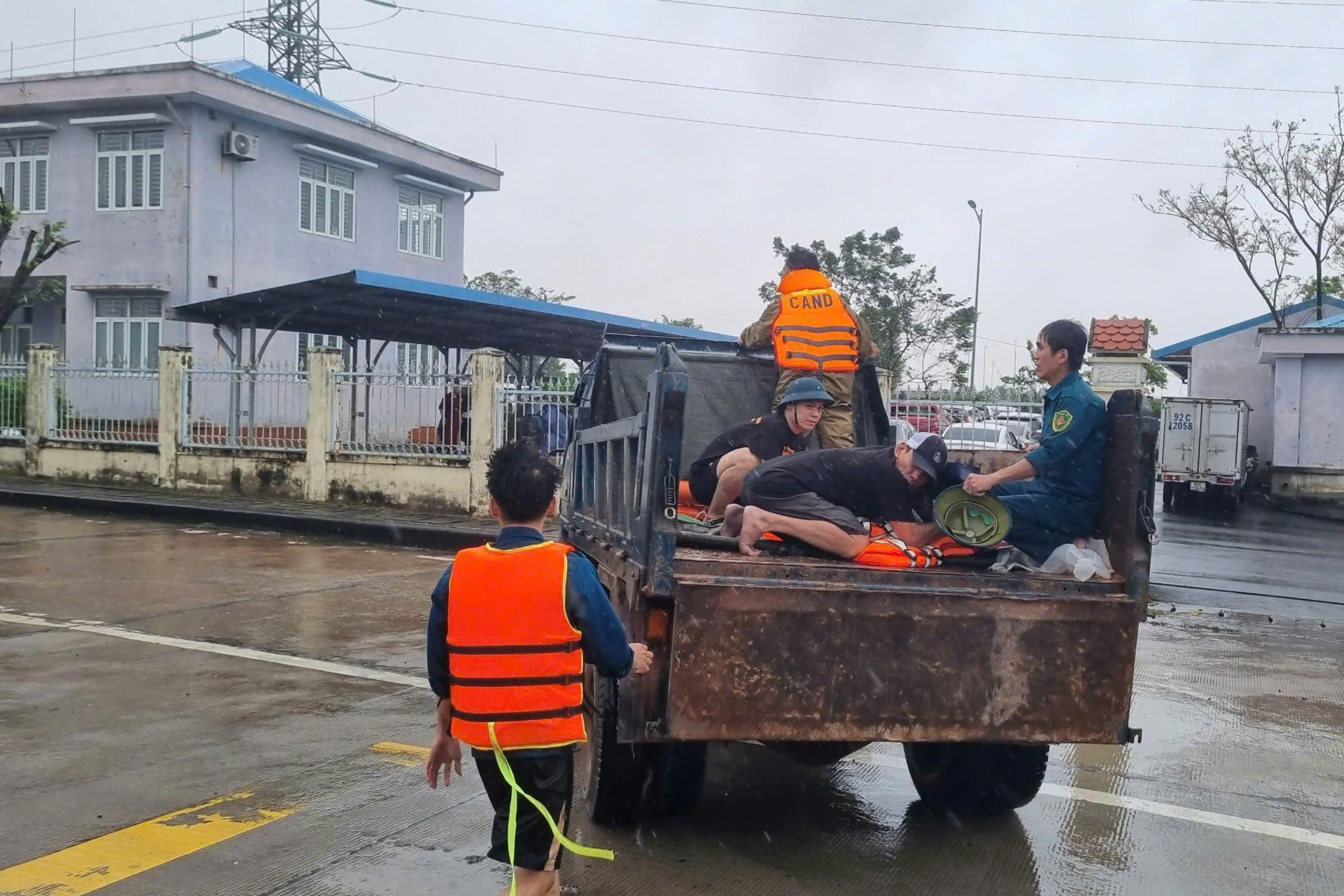 Thời điểm xảy ra vụ tai nạn đau lòng, tại TP Đà Nẵng đang mưa lũ lịch sử, lực lượng chức năng phải dùng ghe thuyền rồi chuyển sang xe tải nhỏ để đưa các nạn nhân đi cấp cứu - Ảnh: NHẬT THANHThời điểm xảy ra vụ tai nạn đau lòng, tại TP Đà Nẵng đang mưa lũ lịch sử, lực lượng chức năng phải dùng ghe thuyền rồi chuyển sang xe tải nhỏ để đưa các nạn nhân đi cấp cứu - Ảnh: NHẬT THANH
