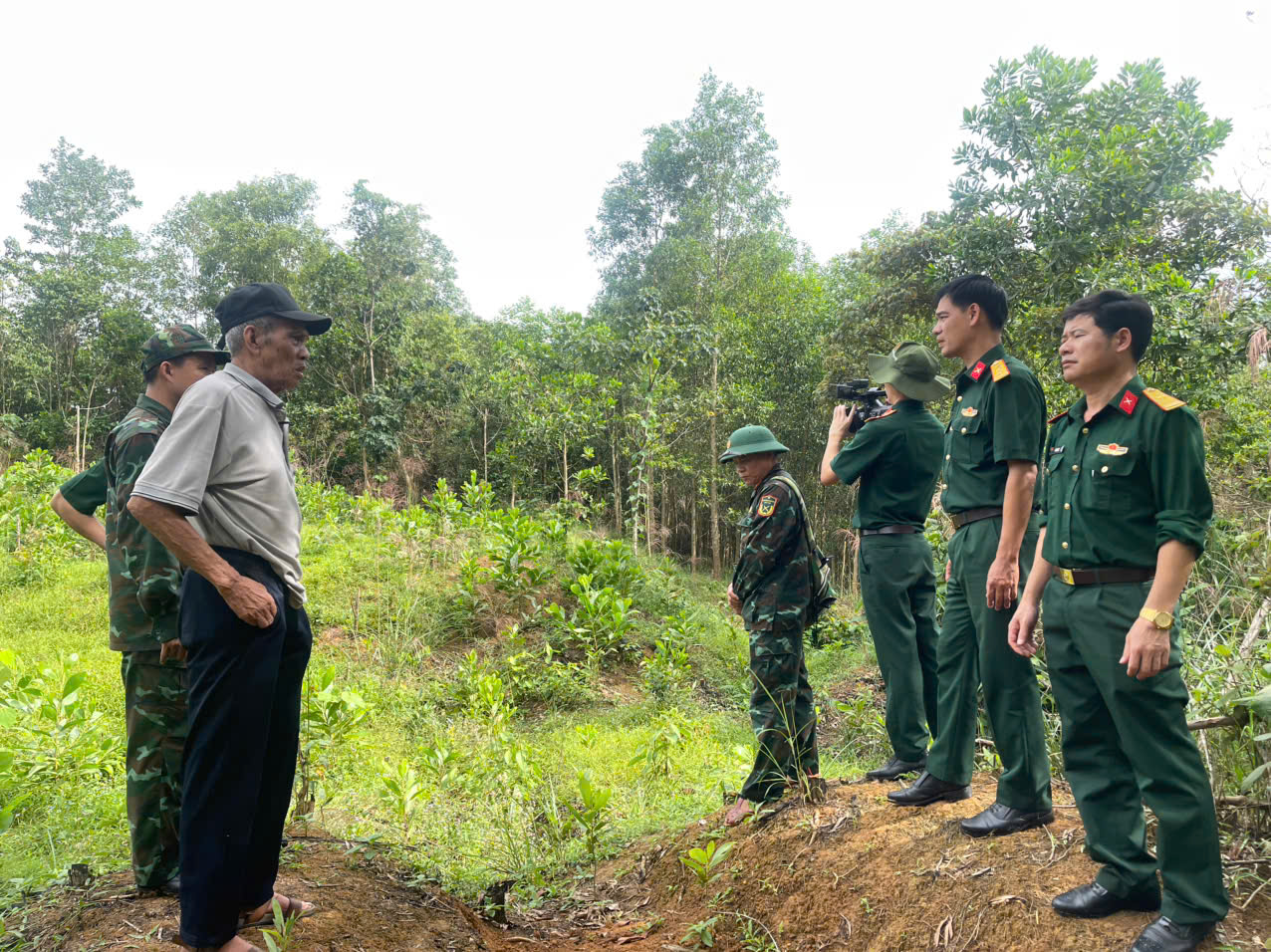 Nhân chứng và cán bộ Bộ Chỉ huy quân sự TP Đà Nẵng tại đồi Ngok Tavat chiều 29-10 - Ảnh: QUANG CƯỜNGNhân chứng và cán bộ Bộ Chỉ huy quân sự TP Đà Nẵng tại đồi Ngok Tavat chiều 29-10 - Ảnh: QUANG CƯỜNG