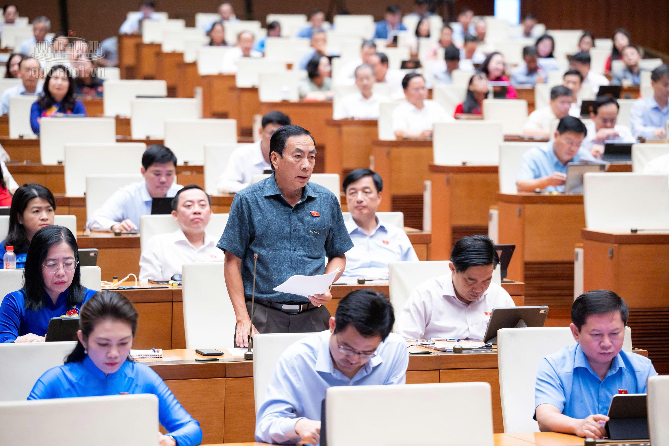 Đại biểu tranh luận nâng ngưỡng doanh thu 400 tỉ để xác định doanh nghiệp nhỏ và vừa - Ảnh 2.