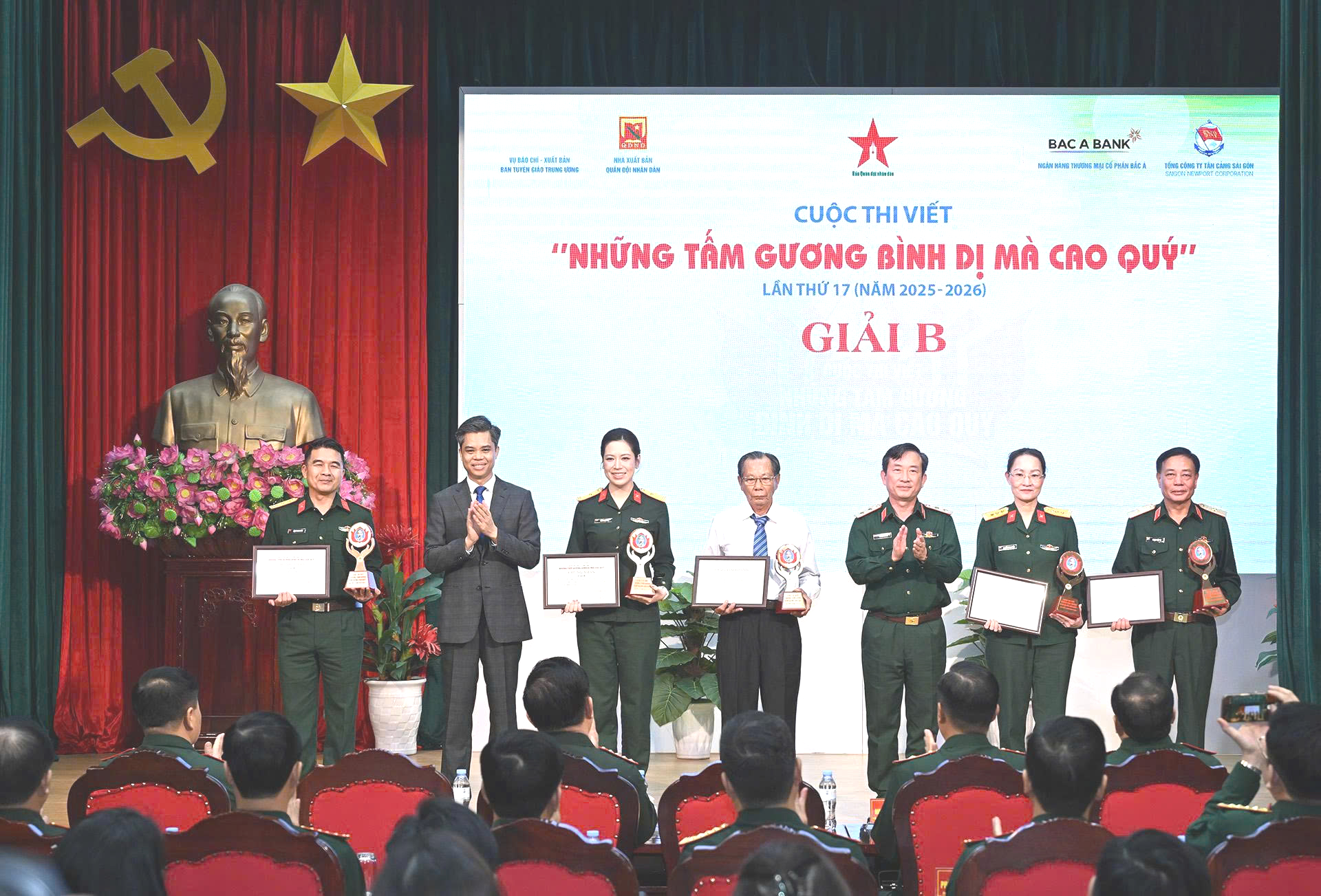 Bác sĩ Trần Văn Bản và nhà giáo Lê Bá Khánh Trình là ‘tấm gương bình dị mà cao quý’ - Ảnh 1.