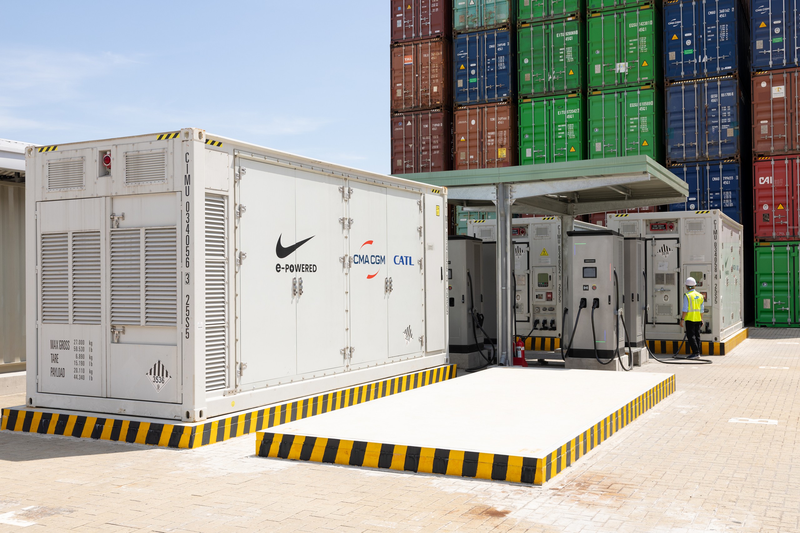Hãng tàu lớn thứ ba trên thế giới đưa xà lan điện đầu tiên vào vận tải container tại Việt Nam - Ảnh 2.
