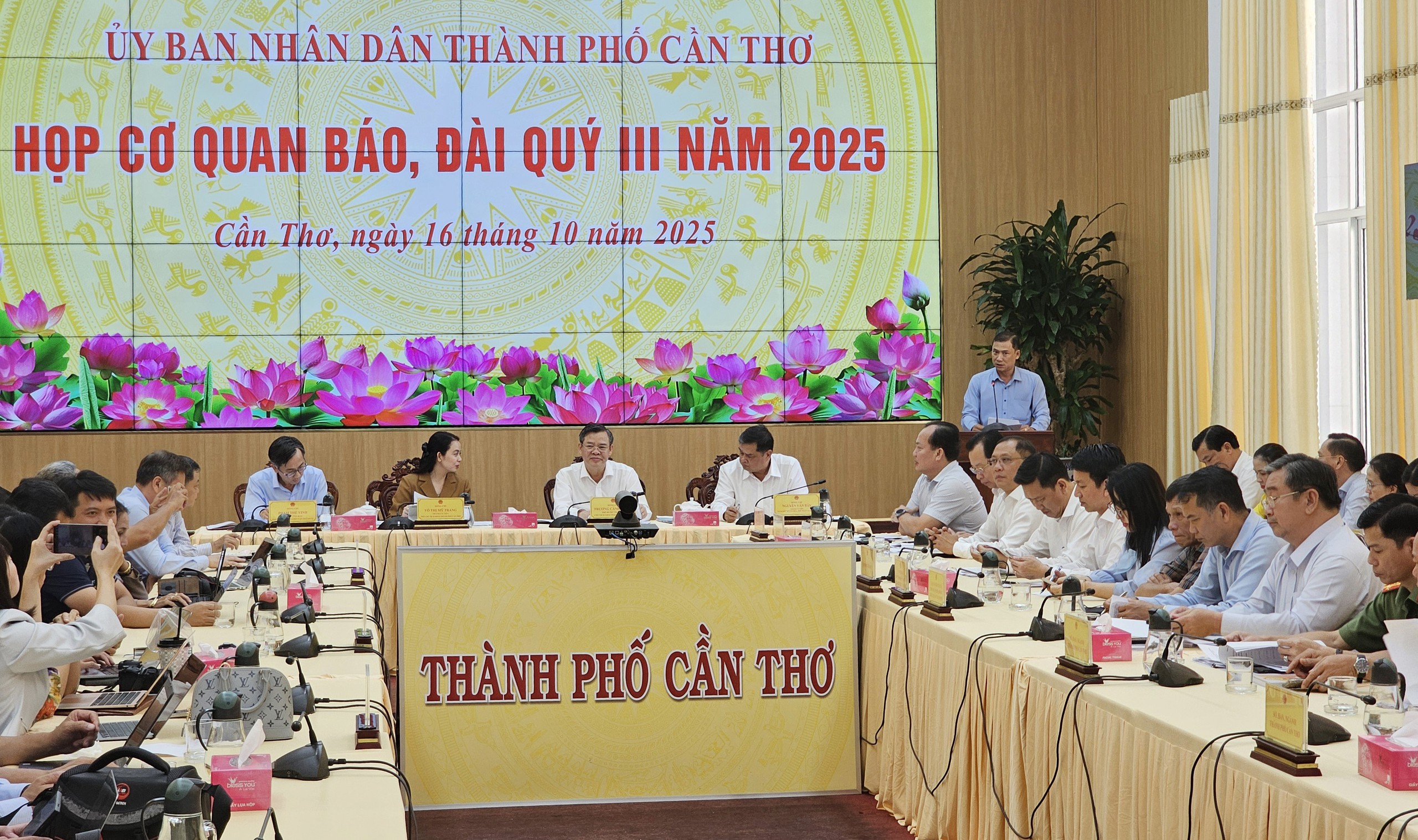 Chủ tịch UBND thành phố Cần Thơ Trương Cảnh Tuyên (hàng chủ tọa, thứ hai từ phải sang) chủ trì phiên họp báo thường kỳ do UBND thành phố tổ chức - Ảnh: CHÍ QUỐCChủ tịch UBND thành phố Cần Thơ Trương Cảnh Tuyên (hàng chủ tọa, thứ hai từ phải sang) chủ trì phiên họp báo thường kỳ do UBND thành phố tổ chức - Ảnh: CHÍ QUỐC