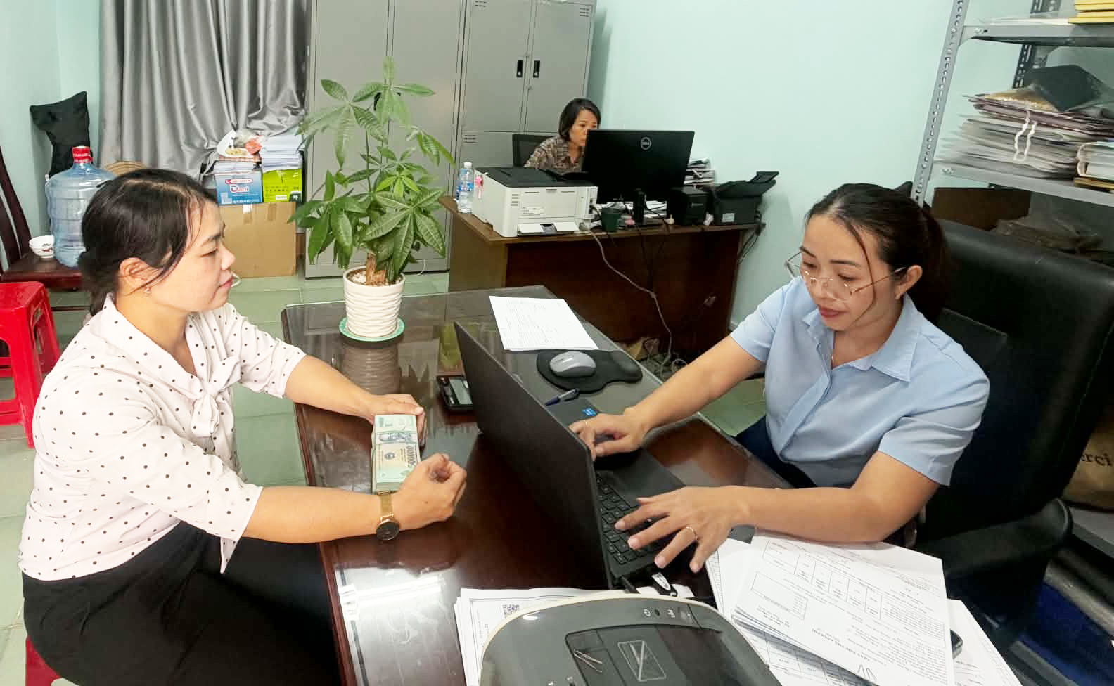 Chị Trang trả lại số tiền - Ảnh: M.TChị Trang trả lại số tiền - Ảnh: M.T