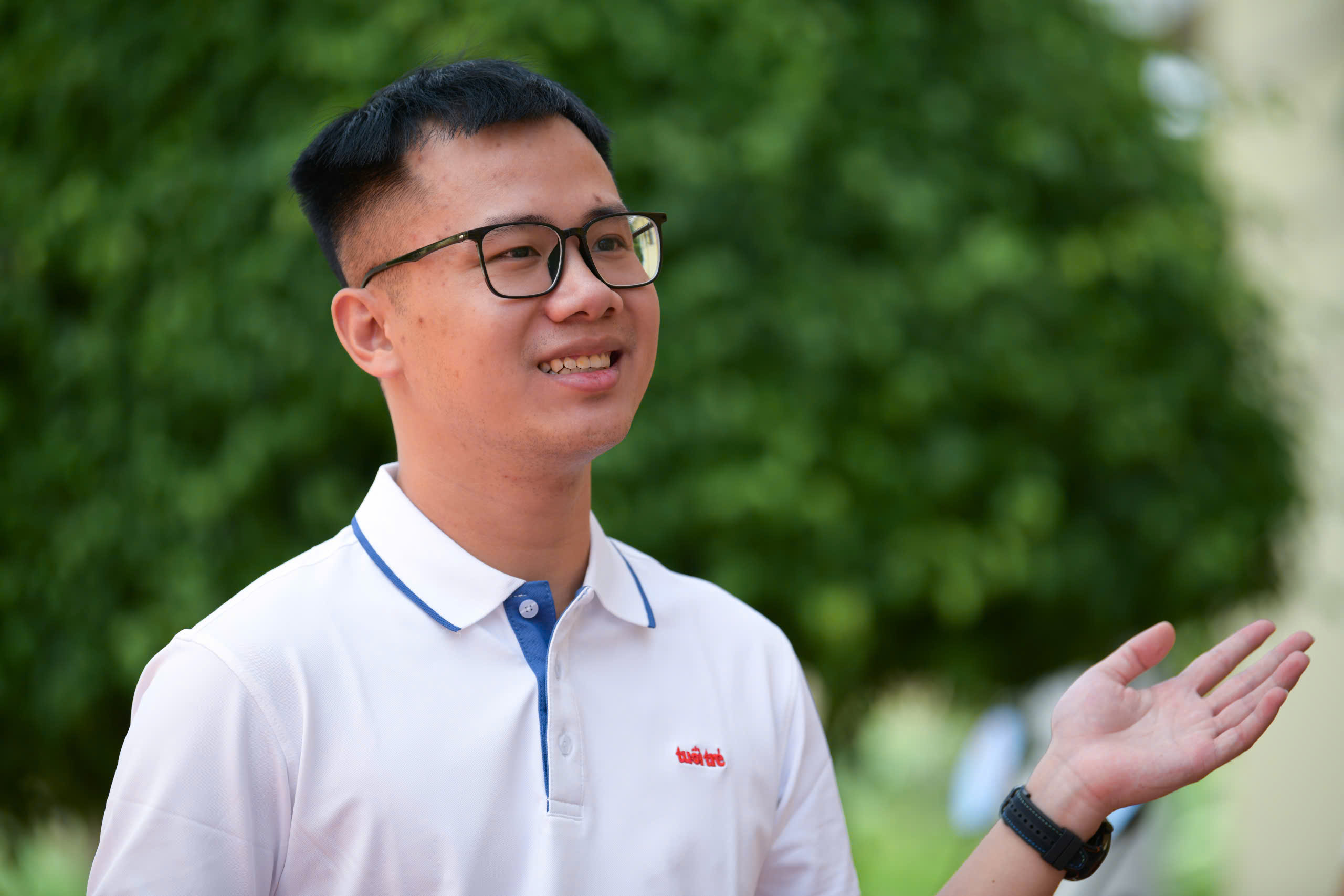 Người mẹ thứ 3 của nữ sinh mồ côi xuất hiện, nhà hảo tâm rơi nước mắt, tặng SV 50 triệu đồng - Ảnh 1.