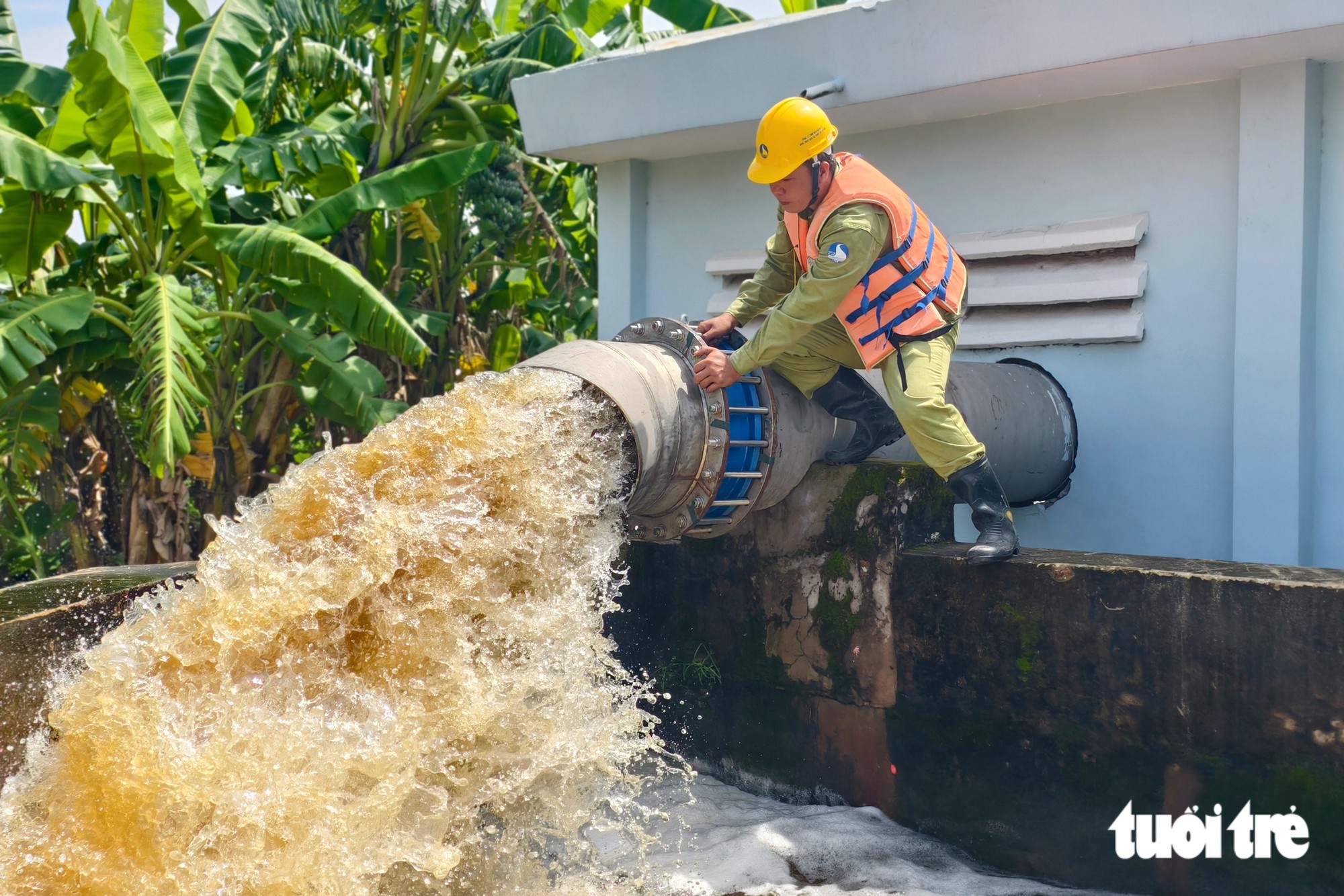 Ho Chi Minh City runs 5 pumping stations to combat flooding - Ảnh 7.