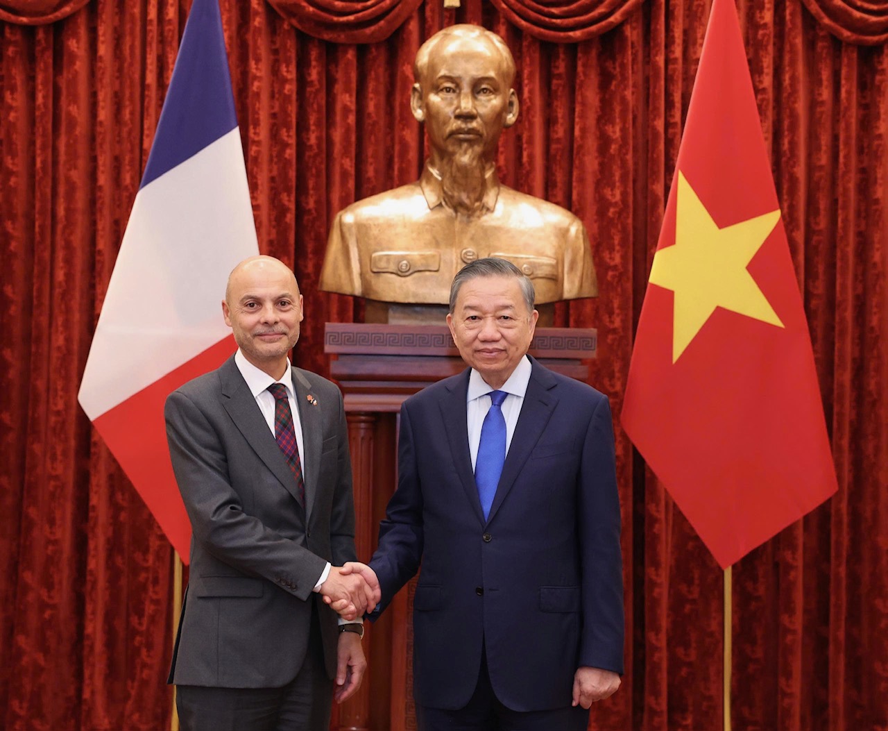 Tân Đại sứ Pháp Didier Le Bret: 'Cha tôi sinh ra ở Việt Nam, bà nội tôi là người Việt' - Ảnh 2.