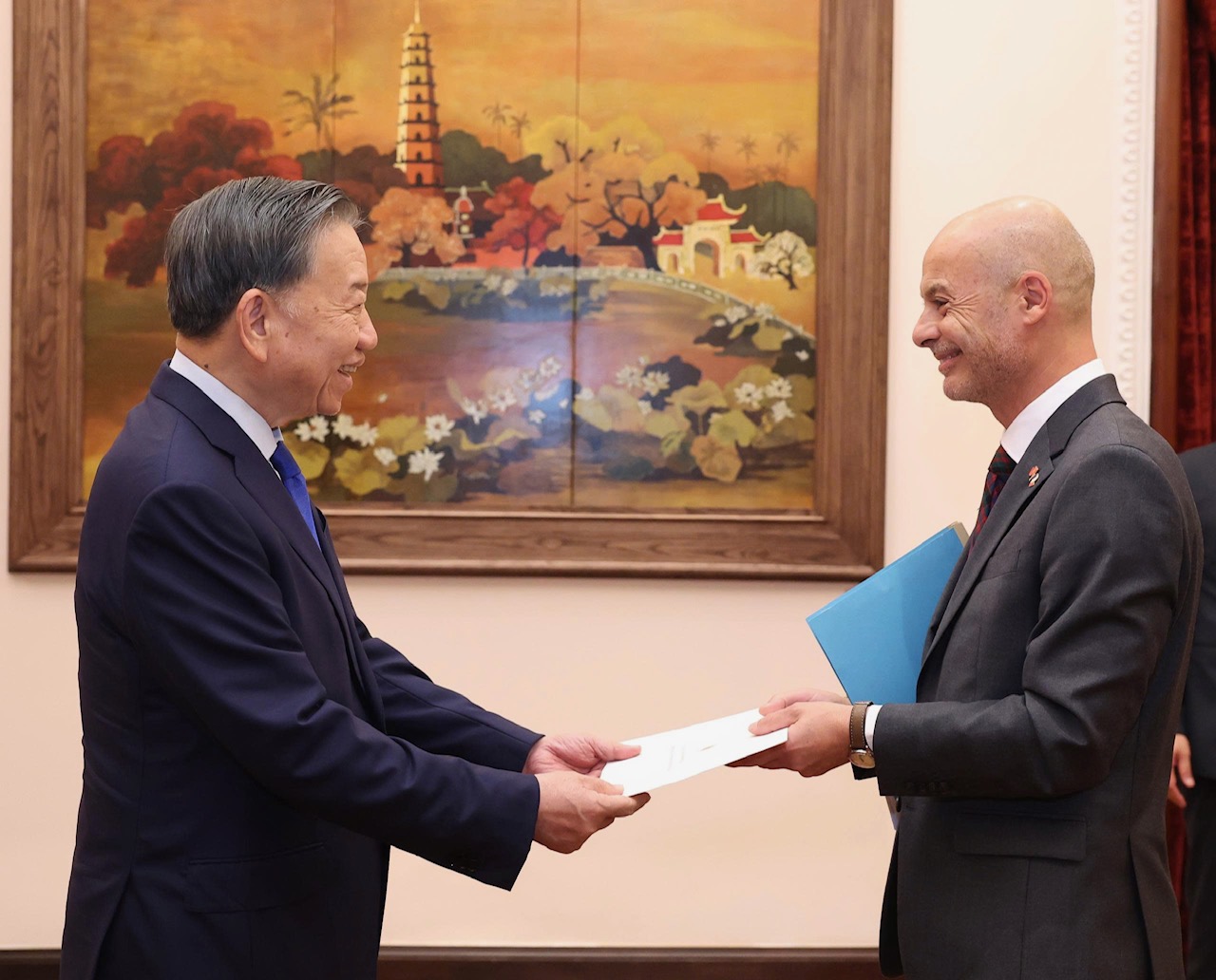 Tân Đại sứ Pháp Didier Le Bret: 'Cha tôi sinh ra ở Việt Nam, bà nội tôi là người Việt' - Ảnh 1.