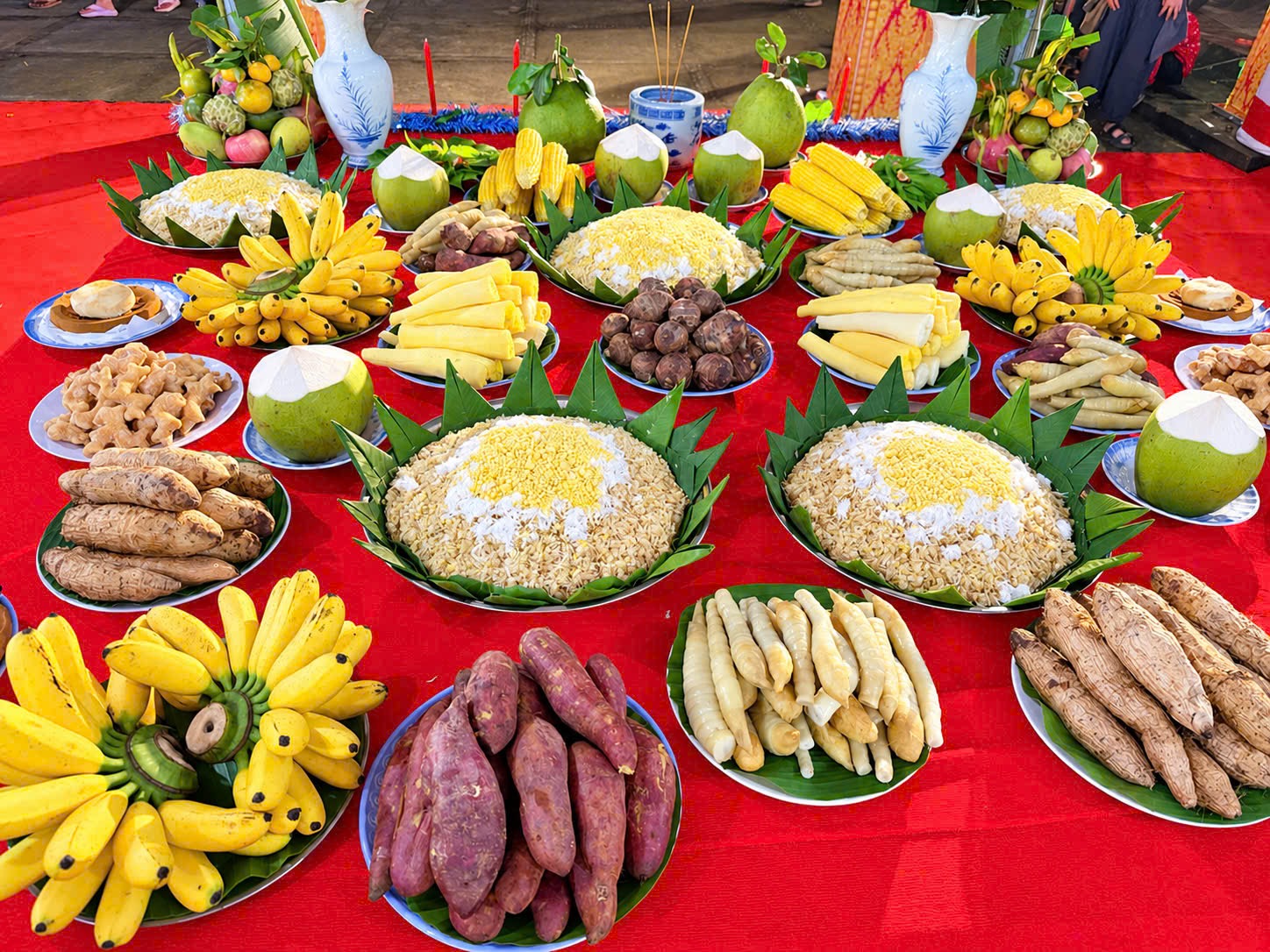 Người dân Khmer Nam bộ cúng gì trong đêm Lễ hội Óoc Om Bóc? - Ảnh 2.