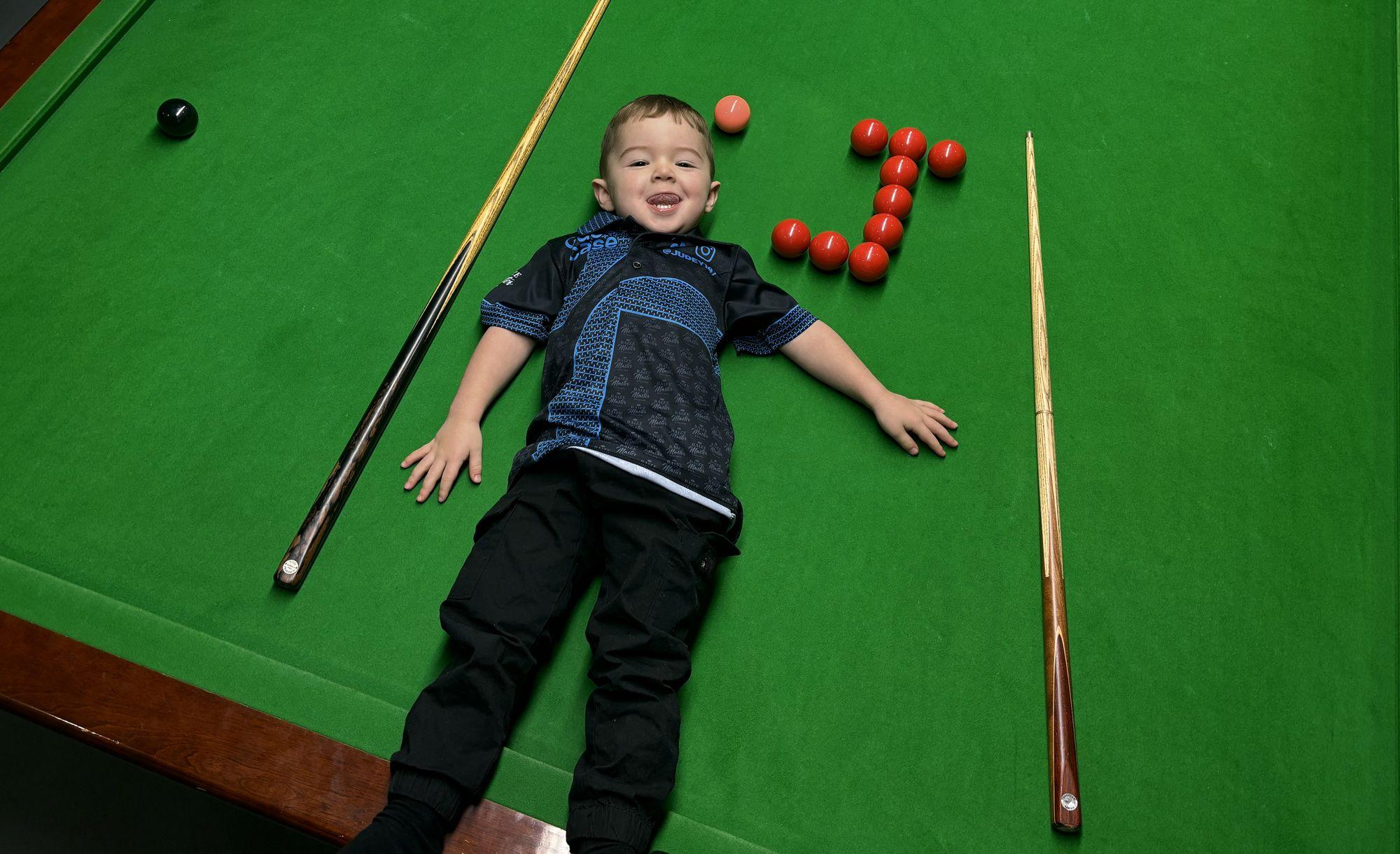 Cậu bé 3 tuổi đi vào lịch sử với tài billiards không tưởng - Ảnh 1.
