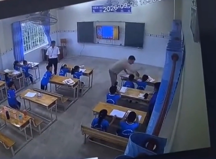 Foreign teacher filmed assaulting 2nd graders in southern Vietnam- Ảnh 1.
