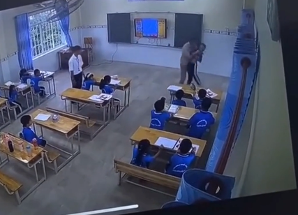 Foreign teacher filmed assaulting 2nd graders in southern Vietnam- Ảnh 2.